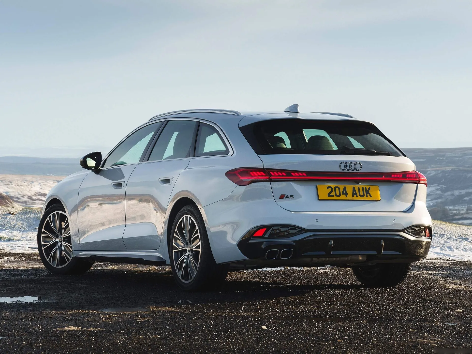 Audi A5 Avant [UK] (2025) – zadní tříčtvrteční pohled