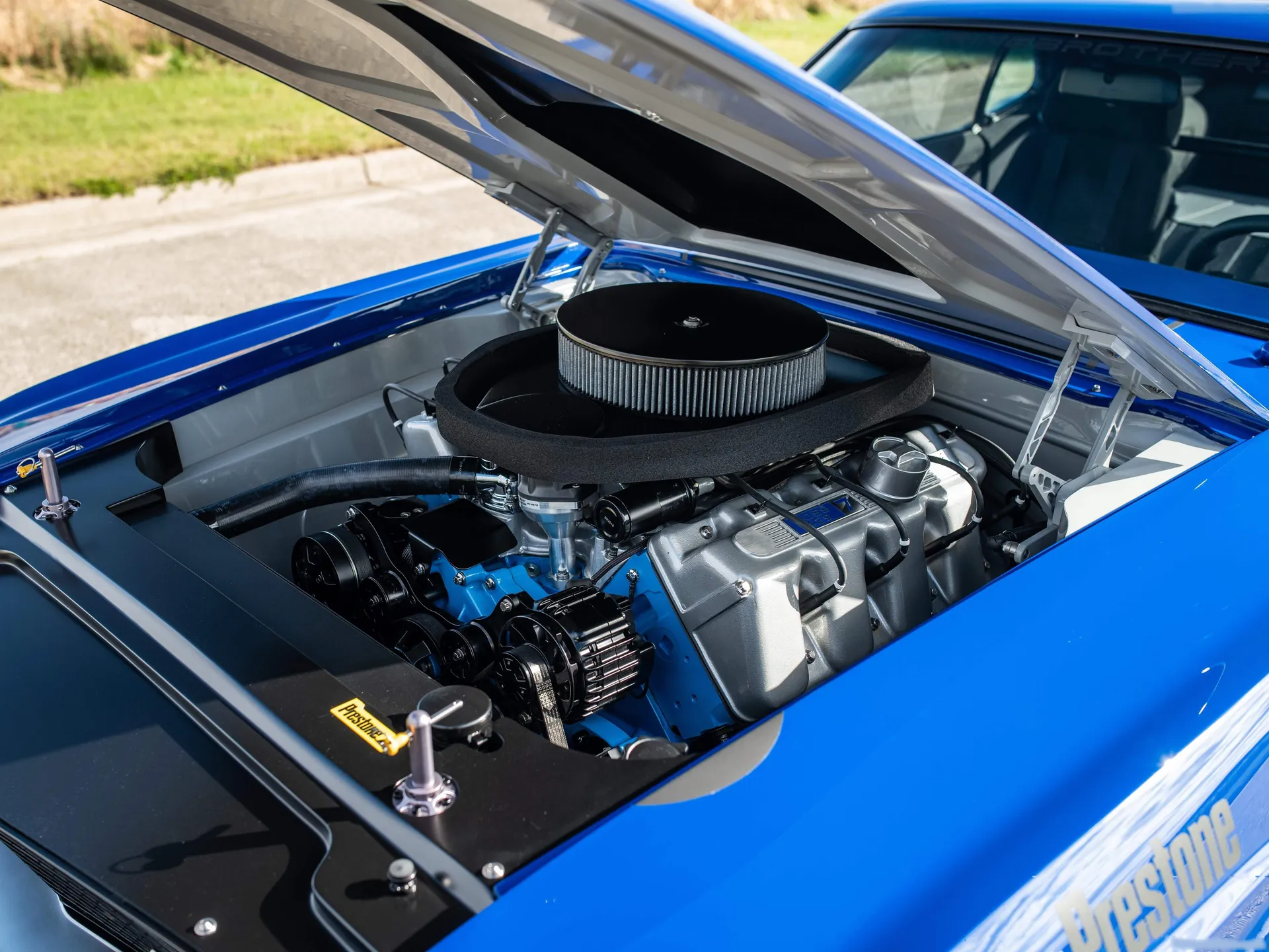 Ford Mustang Mach 1 UNKL by Ringbrothers (1969) – motorový prostor