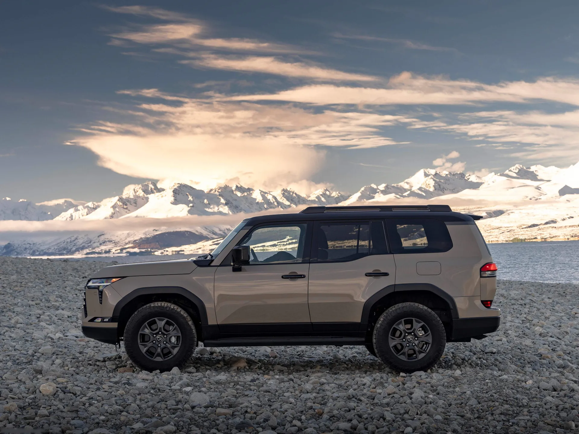 Lexus GX Overtrail (2025) – boční profil