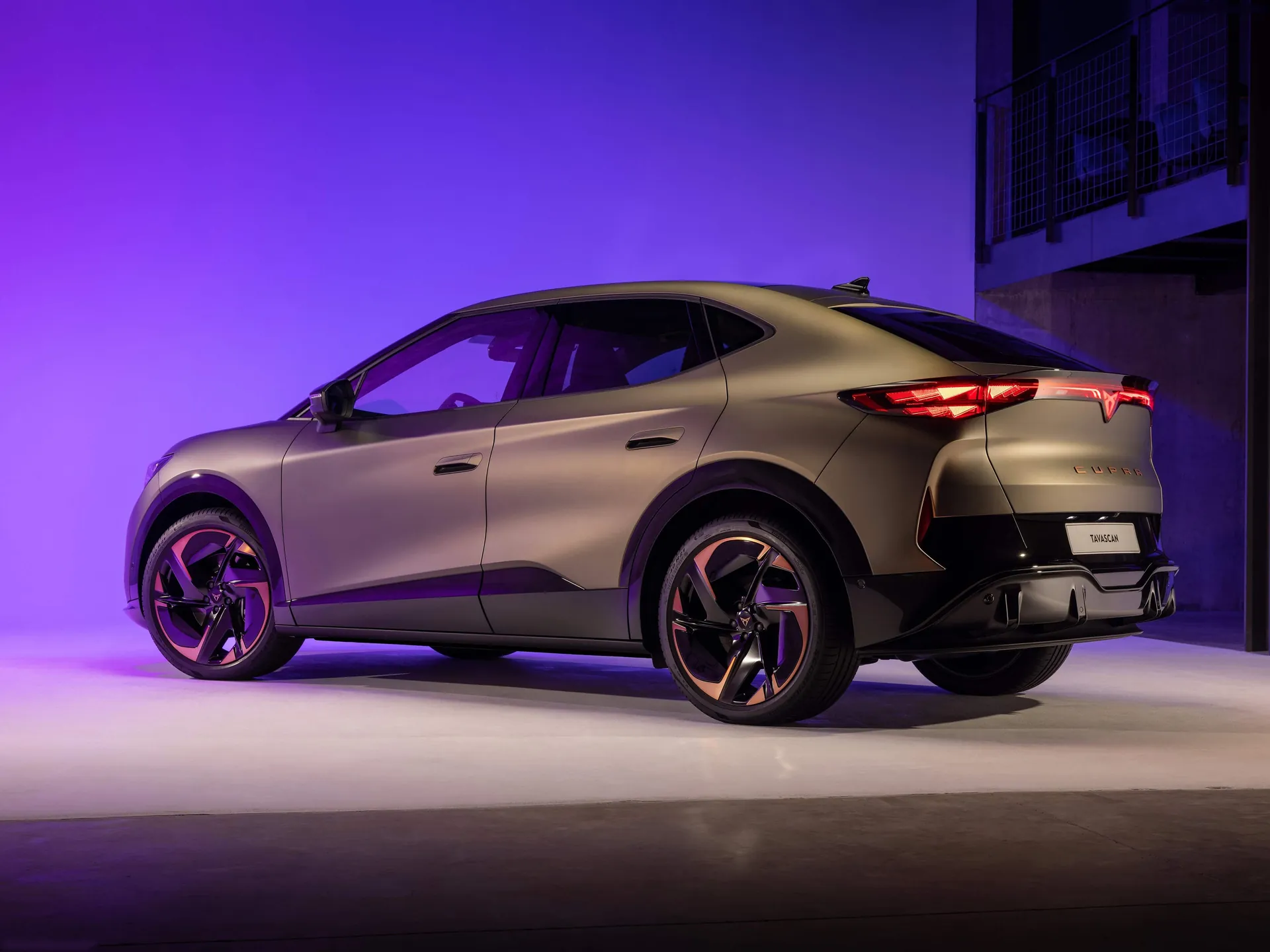 Cupra Tavascan (2024) – zadní tříčtvrteční pohled