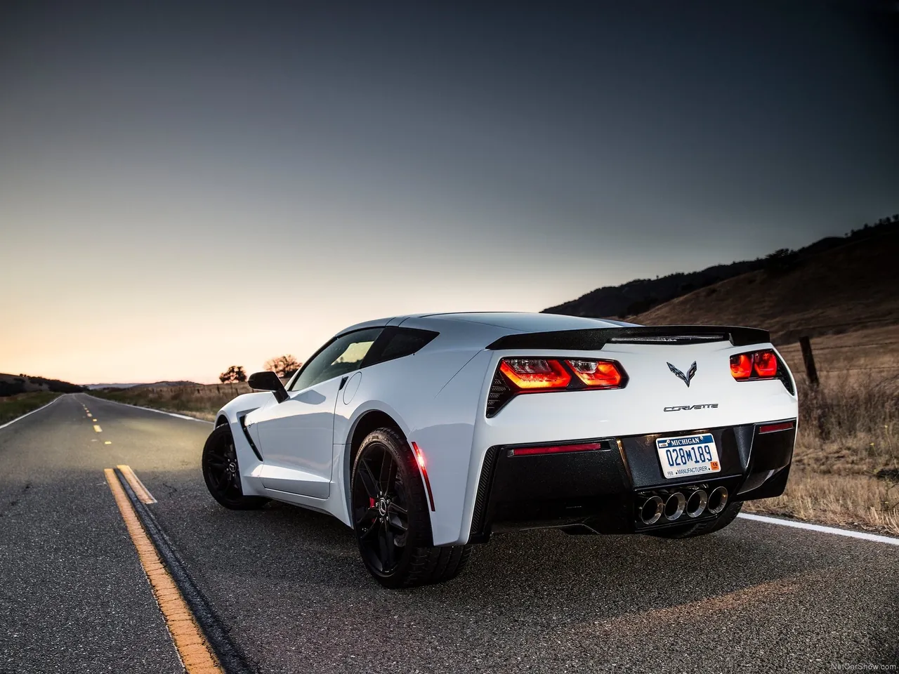 Chevrolet Corvette C7 Stingray (2014) – zadní tříčtvrteční pohled
