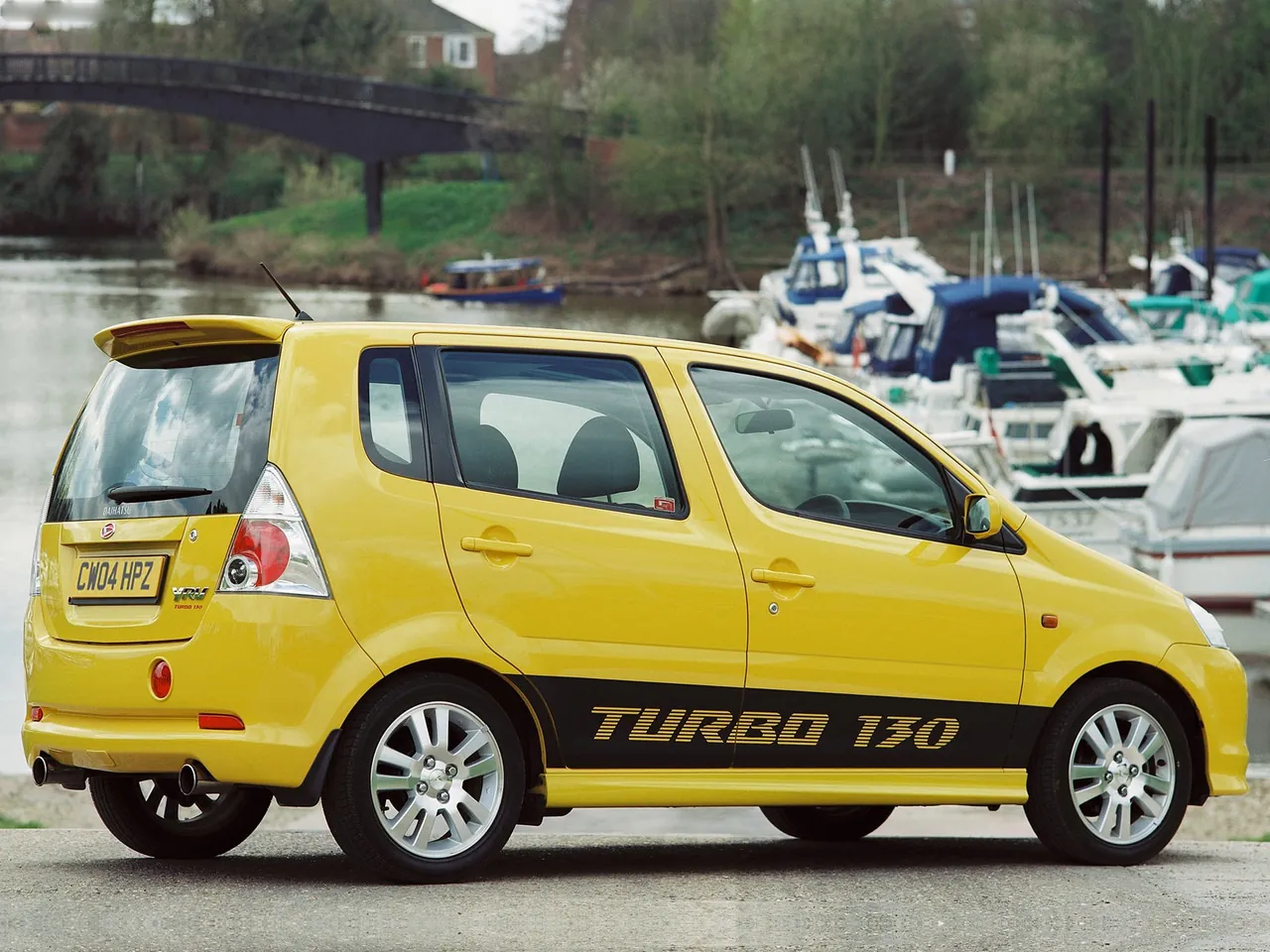 Daihatsu YRV Turbo 130 (2004) – zadní tříčtvrteční pohled