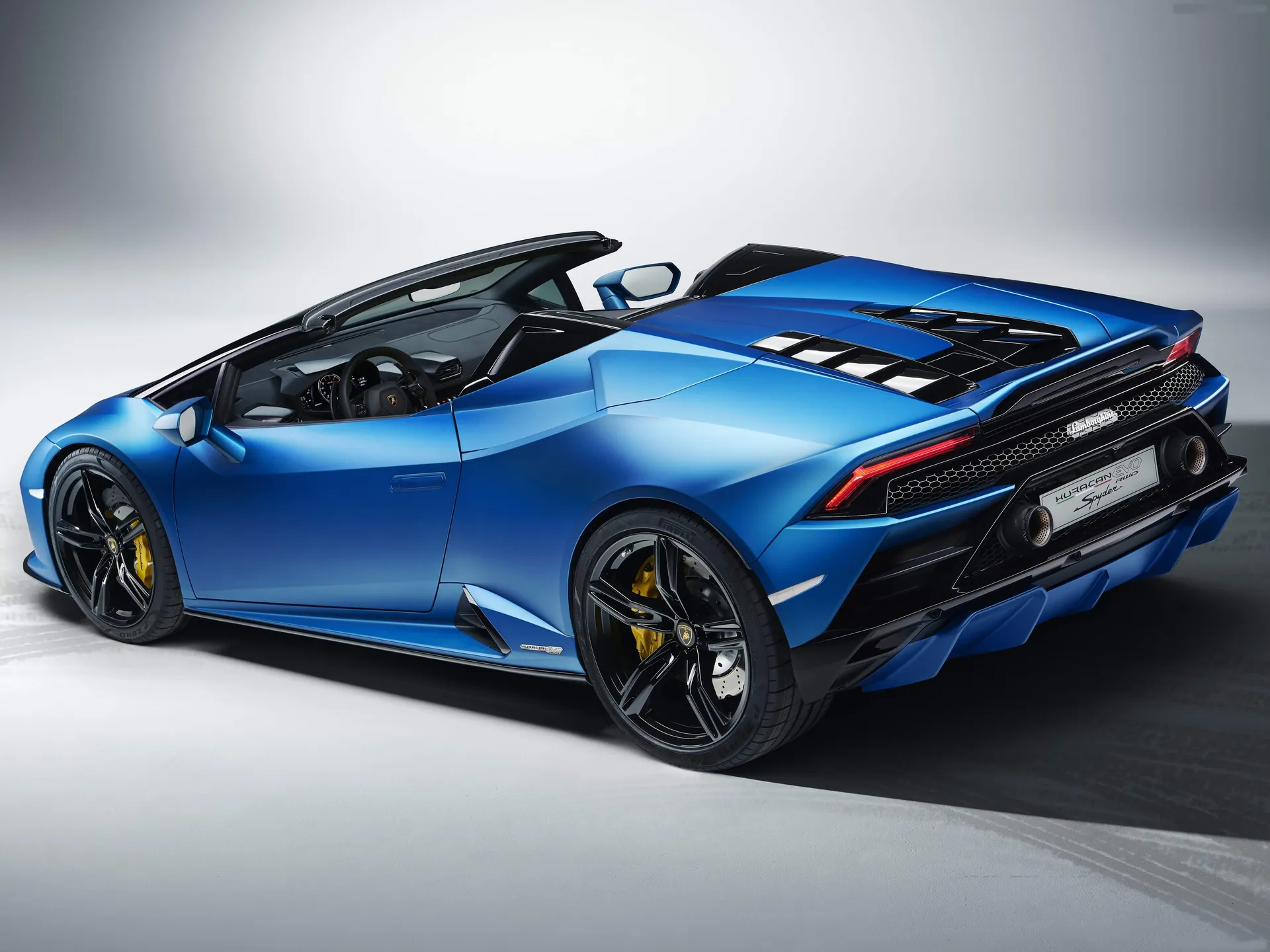 Lamborghini Huracan Evo RWD Spyder (2021) – zadní tříčtvrteční pohled