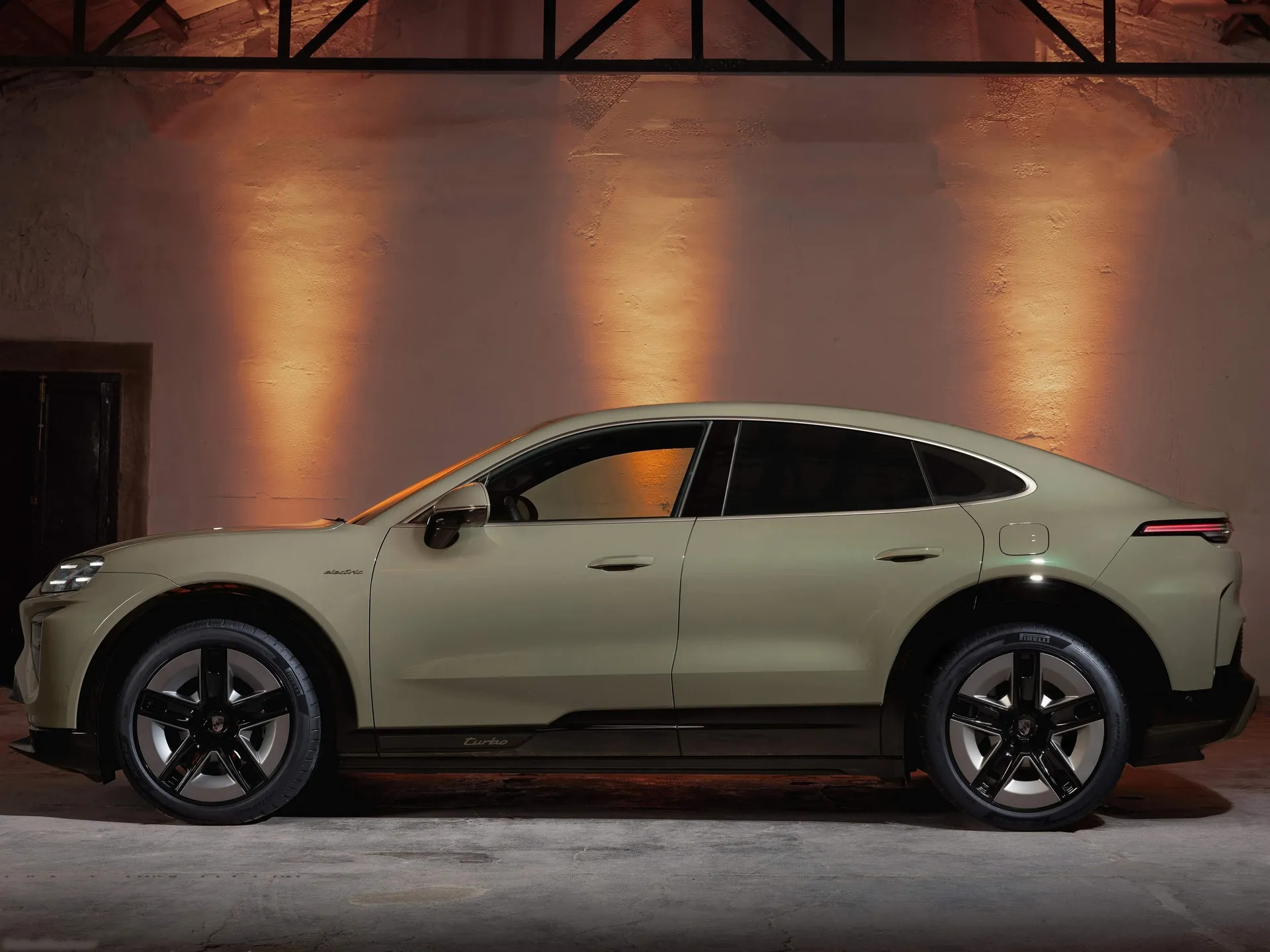 Porsche Cayenne Turbo Coupe Electric (2027) – boční profil
