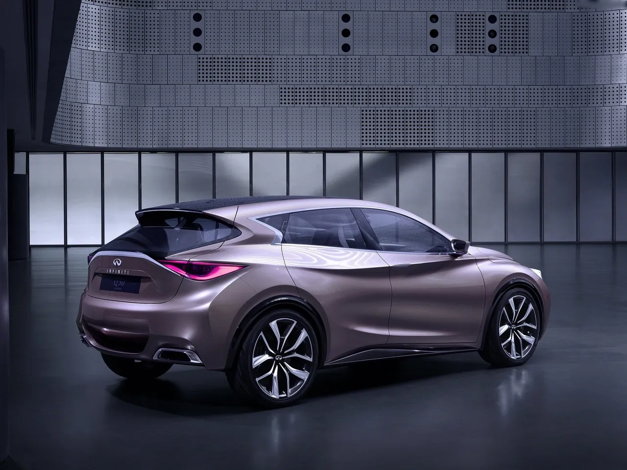 Infiniti Q30 Concept (2013) – zadní tříčtvrteční pohled