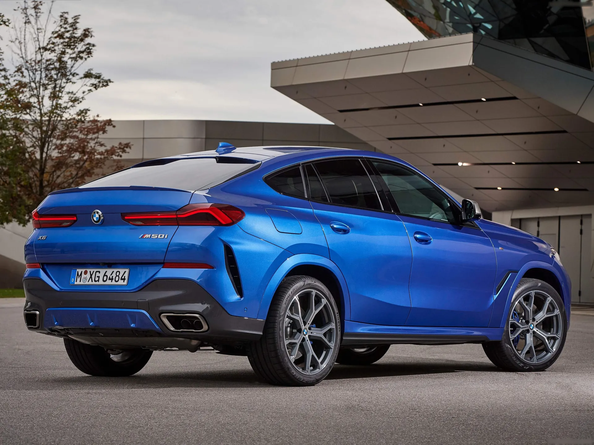BMW X6 M50i (2020) – zadní tříčtvrteční pohled