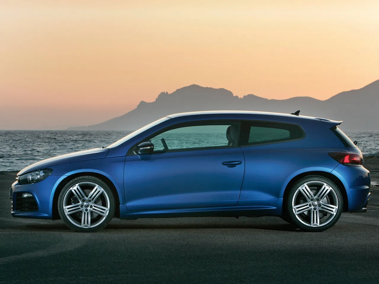 Volkswagen Scirocco R (2010) - Side Profile