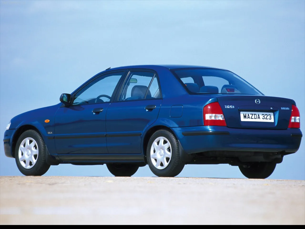 Mazda 323 (2000) – zadní tříčtvrteční pohled
