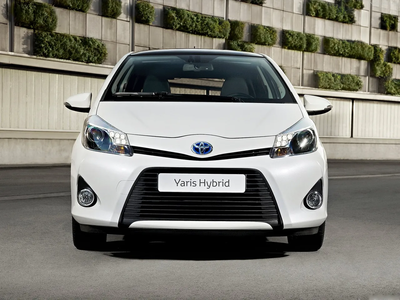 Toyota Yaris Hybrid (2013) - Front