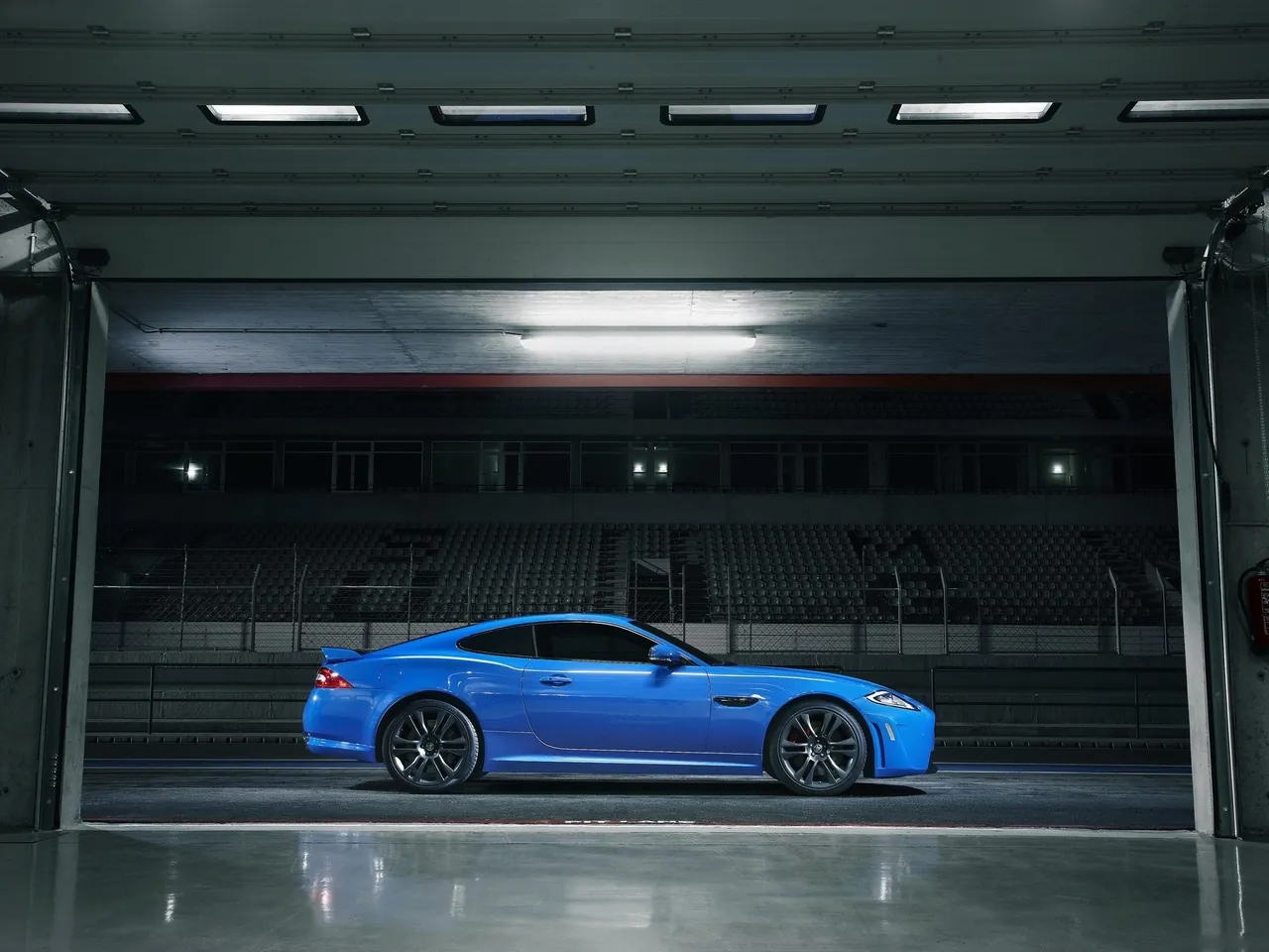 Jaguar XKR-S (2012) – boční profil