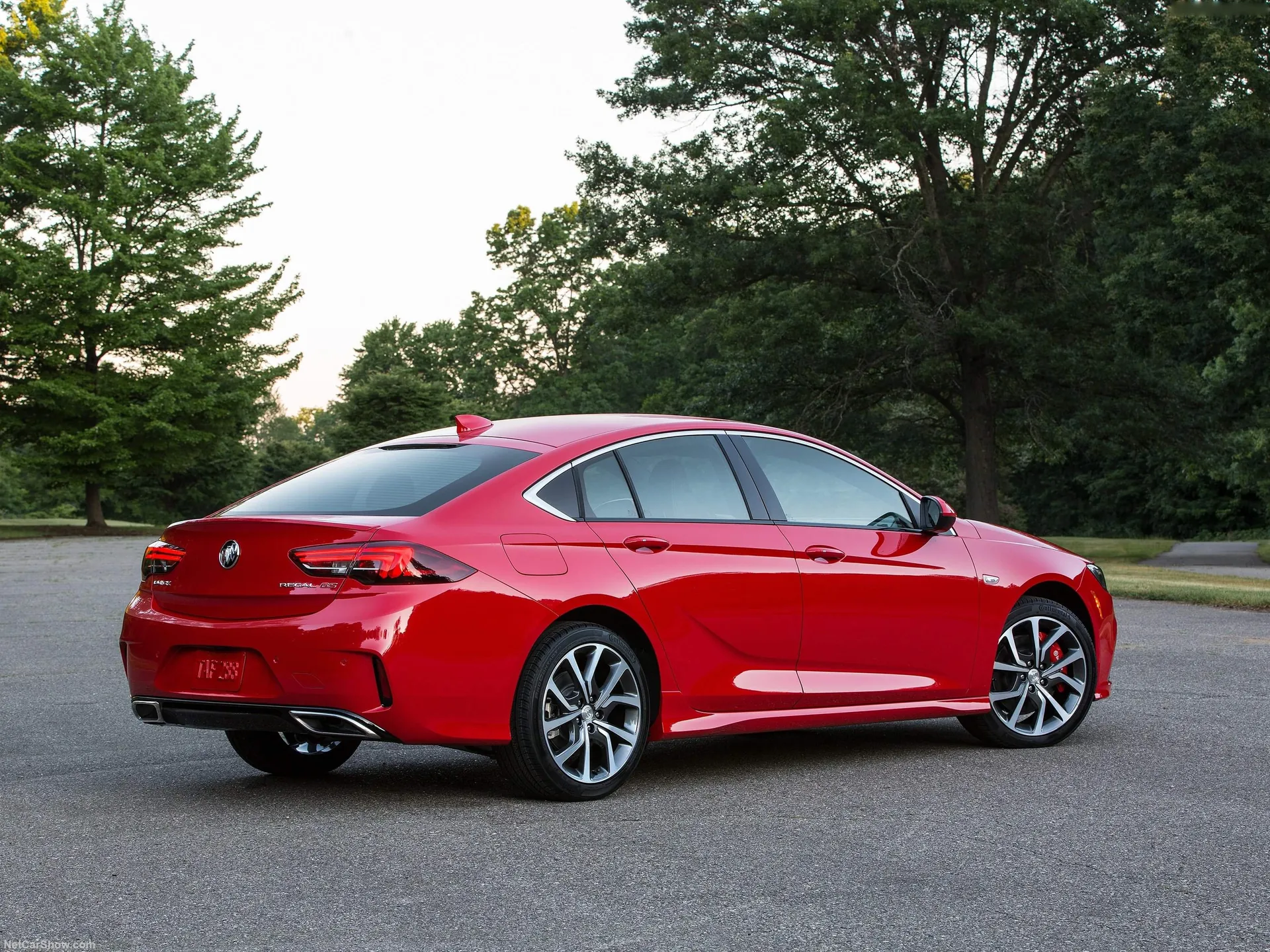 Buick Regal GS (2018) – zadní tříčtvrteční pohled