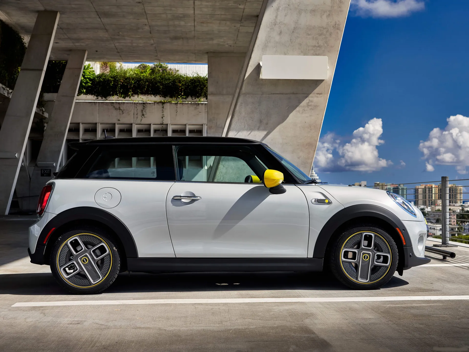 Mini Cooper SE (2020) - Side Profile
