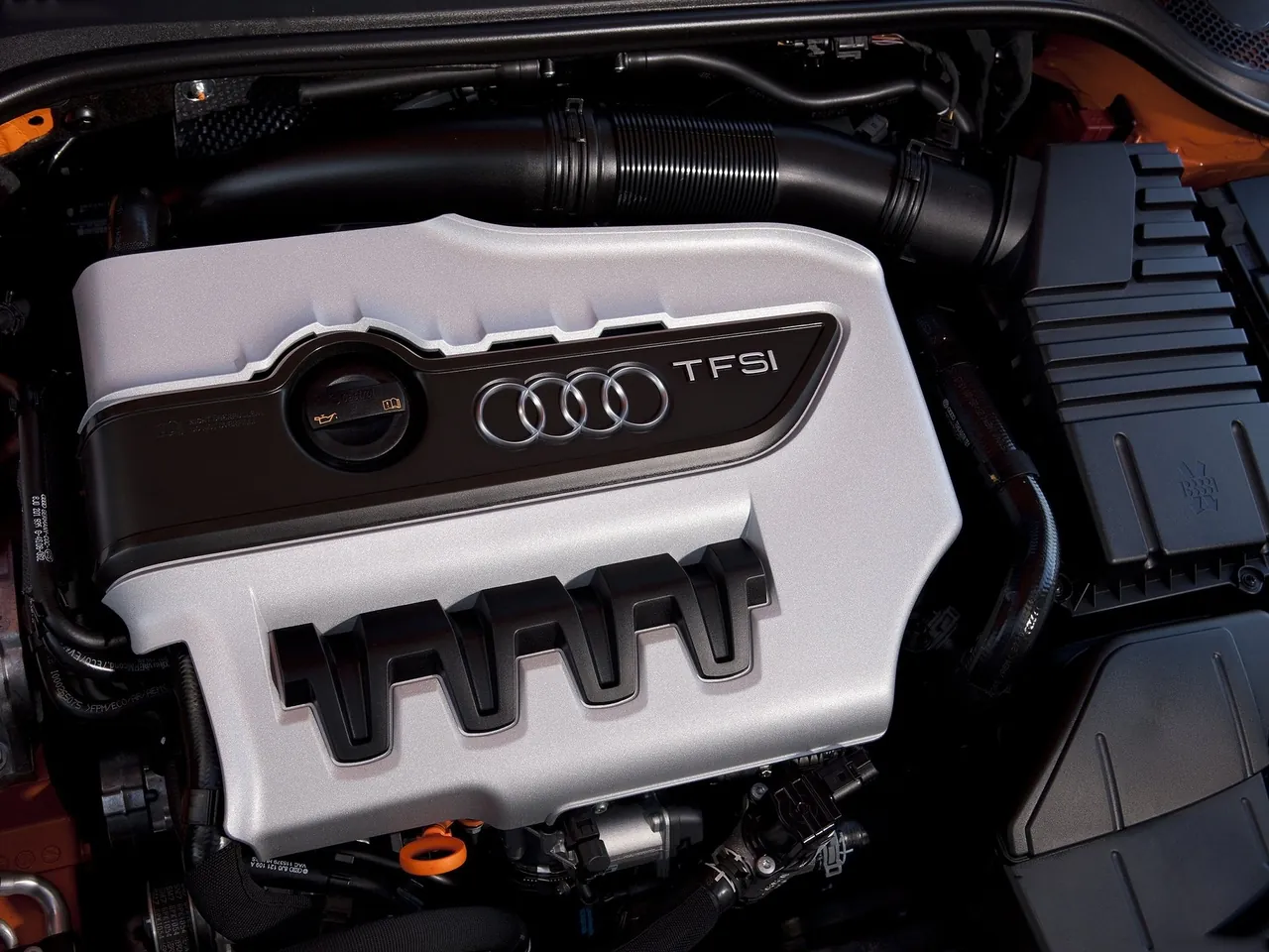 Audi TTS Coupe (2011) – motorový prostor