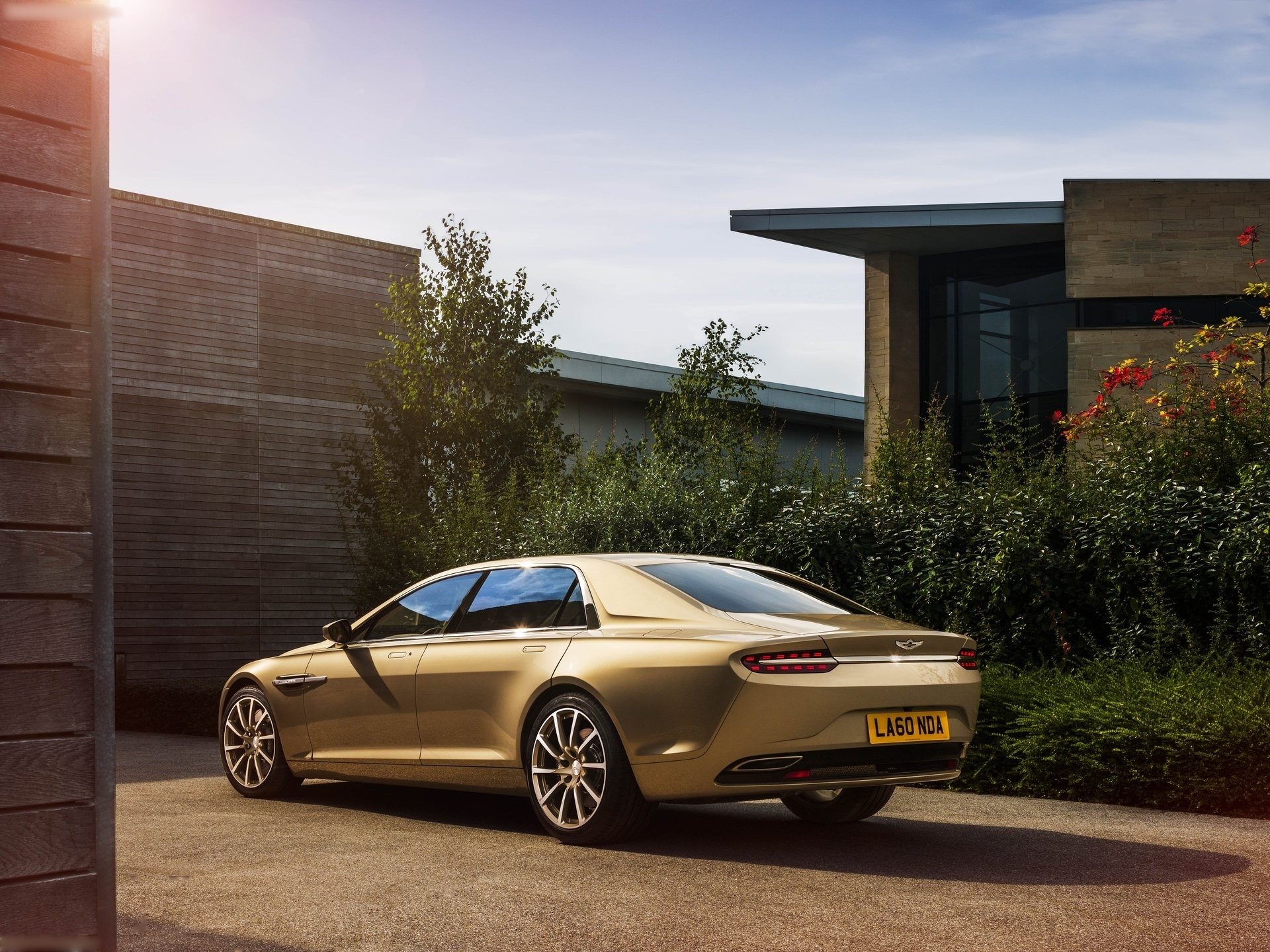 Aston Martin Lagonda Taraf (2015) – zadní tříčtvrteční pohled