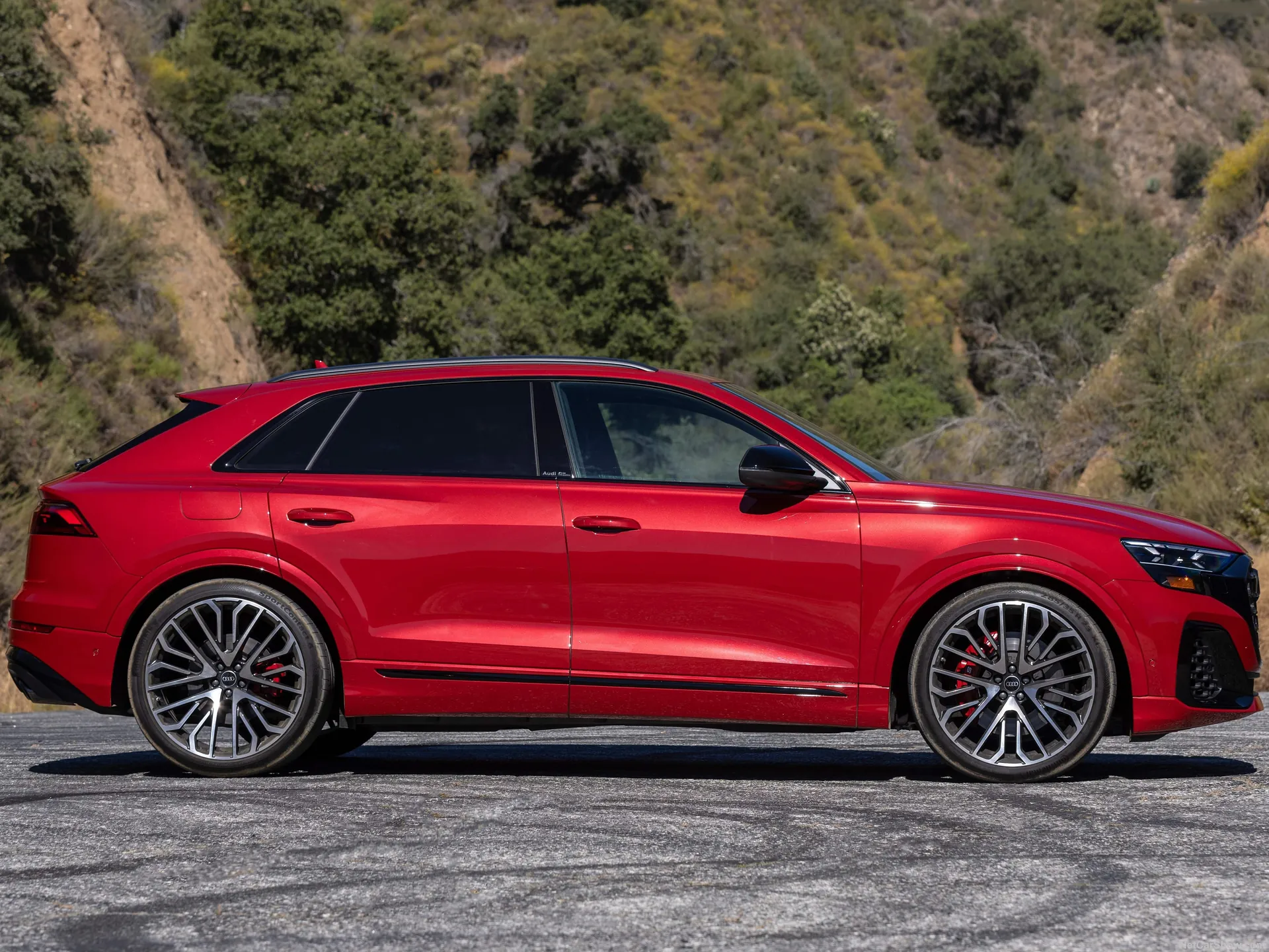 Audi SQ8 TFSI [US] (2025) – boční profil