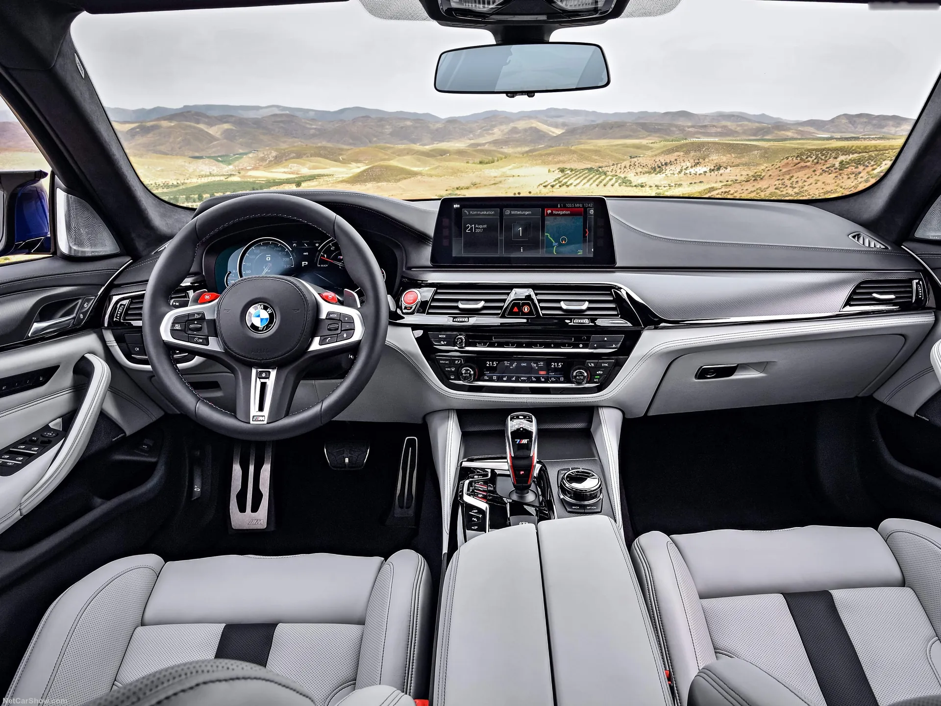 BMW M5 (2018) – interiér