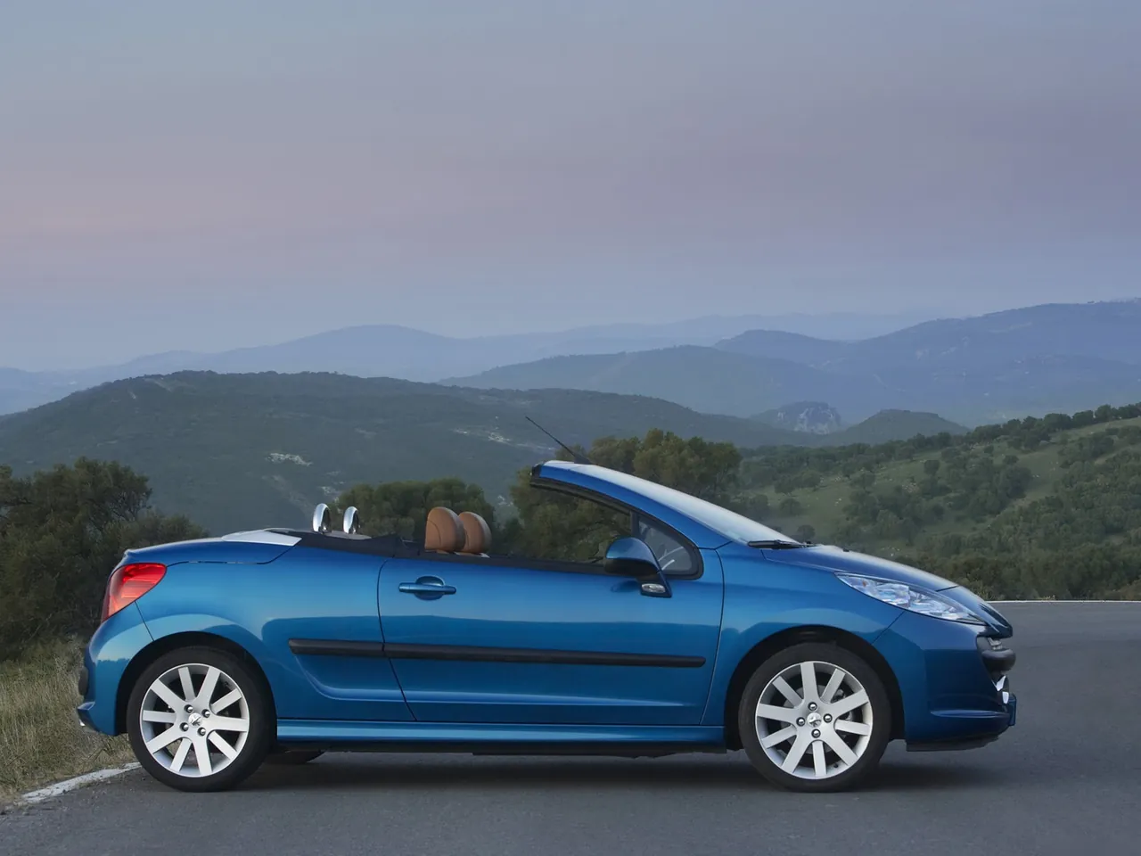 Peugeot 207 CC (2007) – boční profil