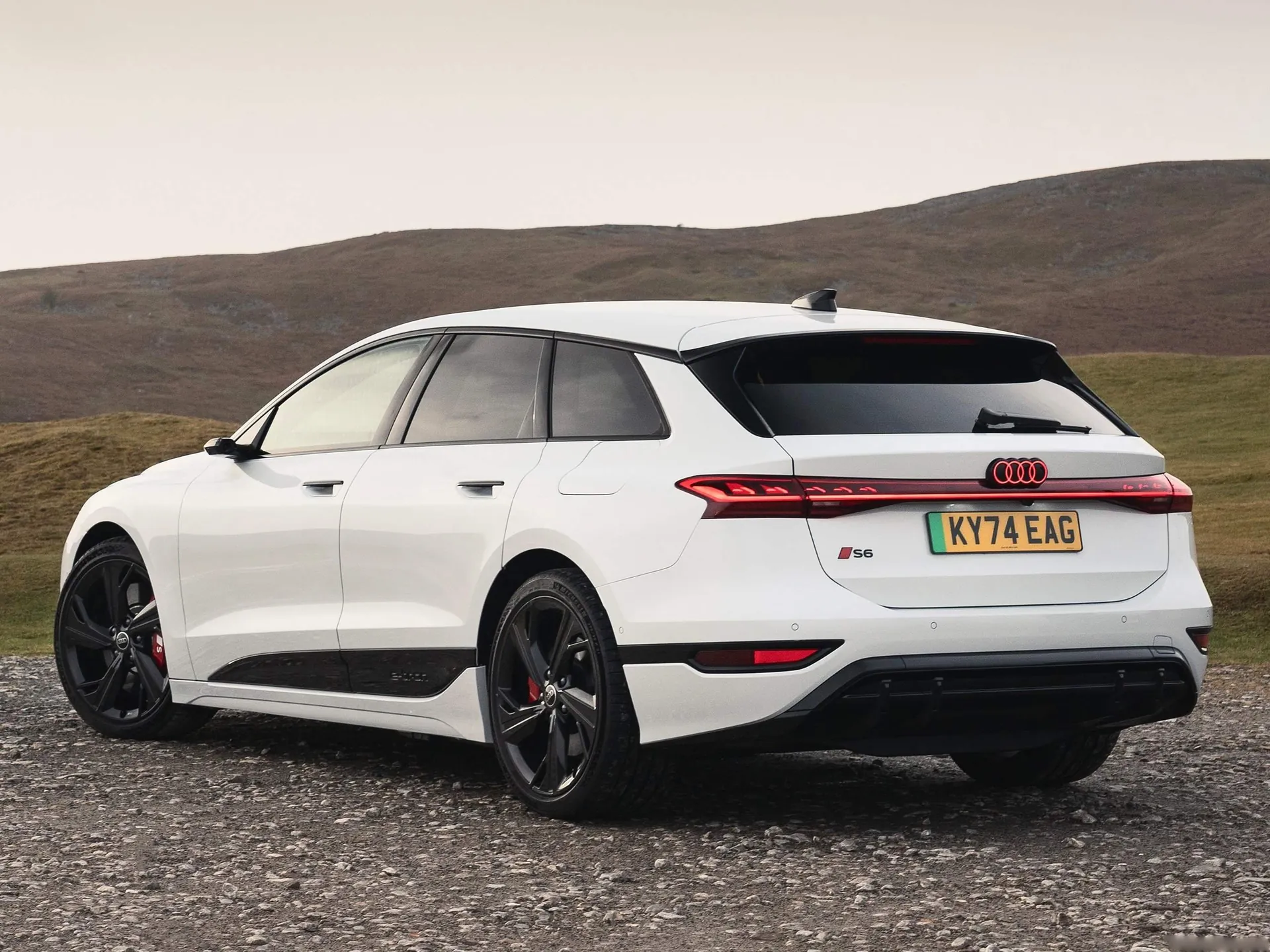 Audi S6 Avant e-tron [UK] (2025) – zadní tříčtvrteční pohled