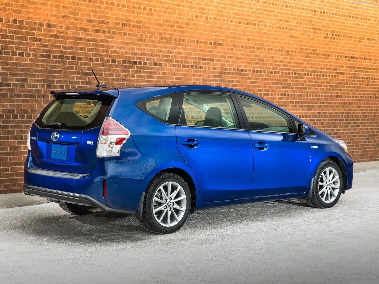 Toyota Prius v (2015) – zadní tříčtvrteční pohled