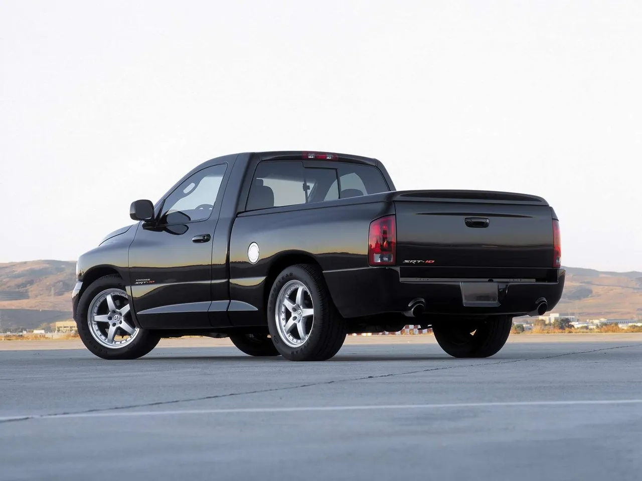 Dodge Ram SRT10 (2002) – zadní tříčtvrteční pohled