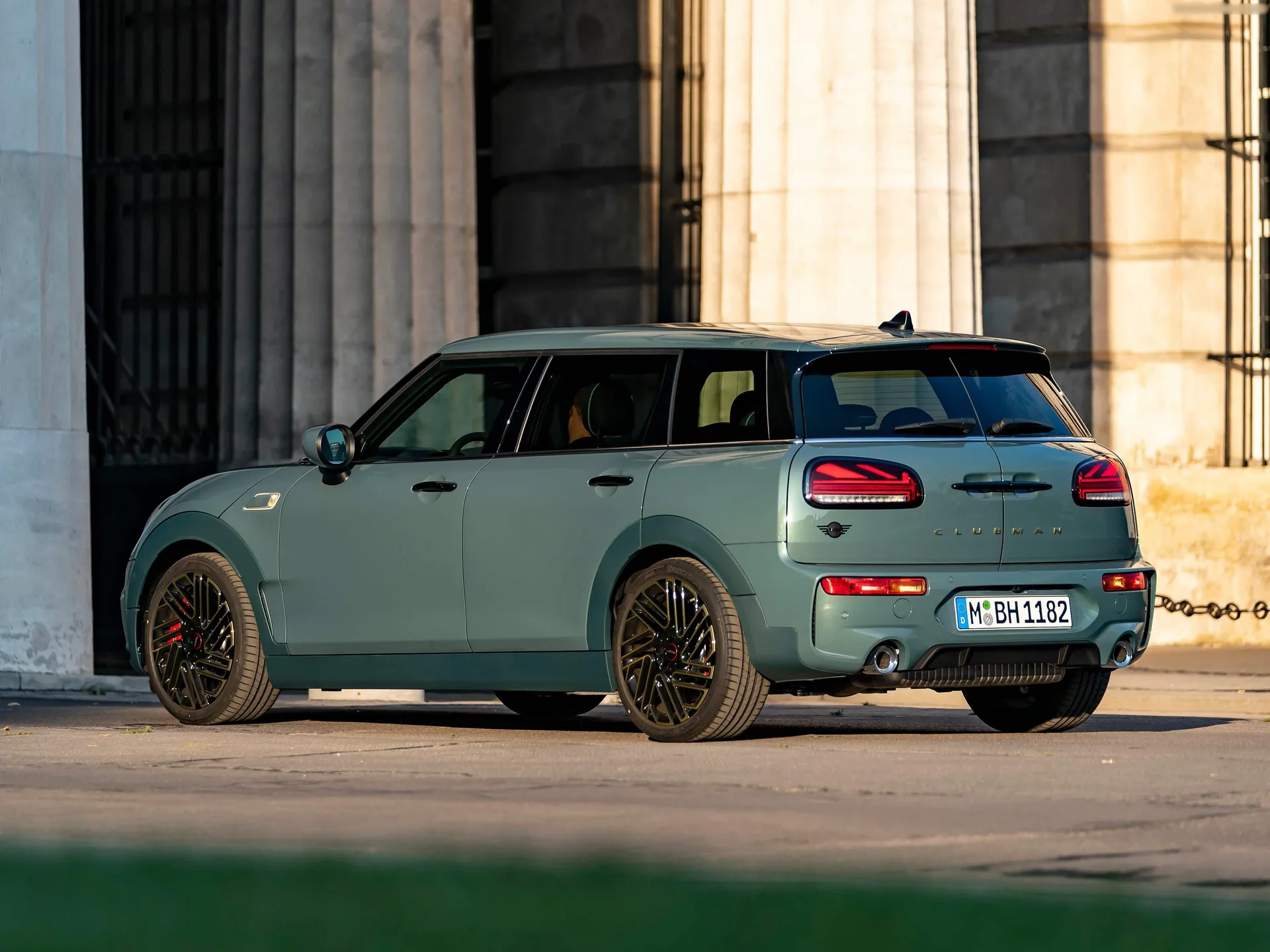 Mini JCW Clubman Untold Edition (2022) – zadní tříčtvrteční pohled