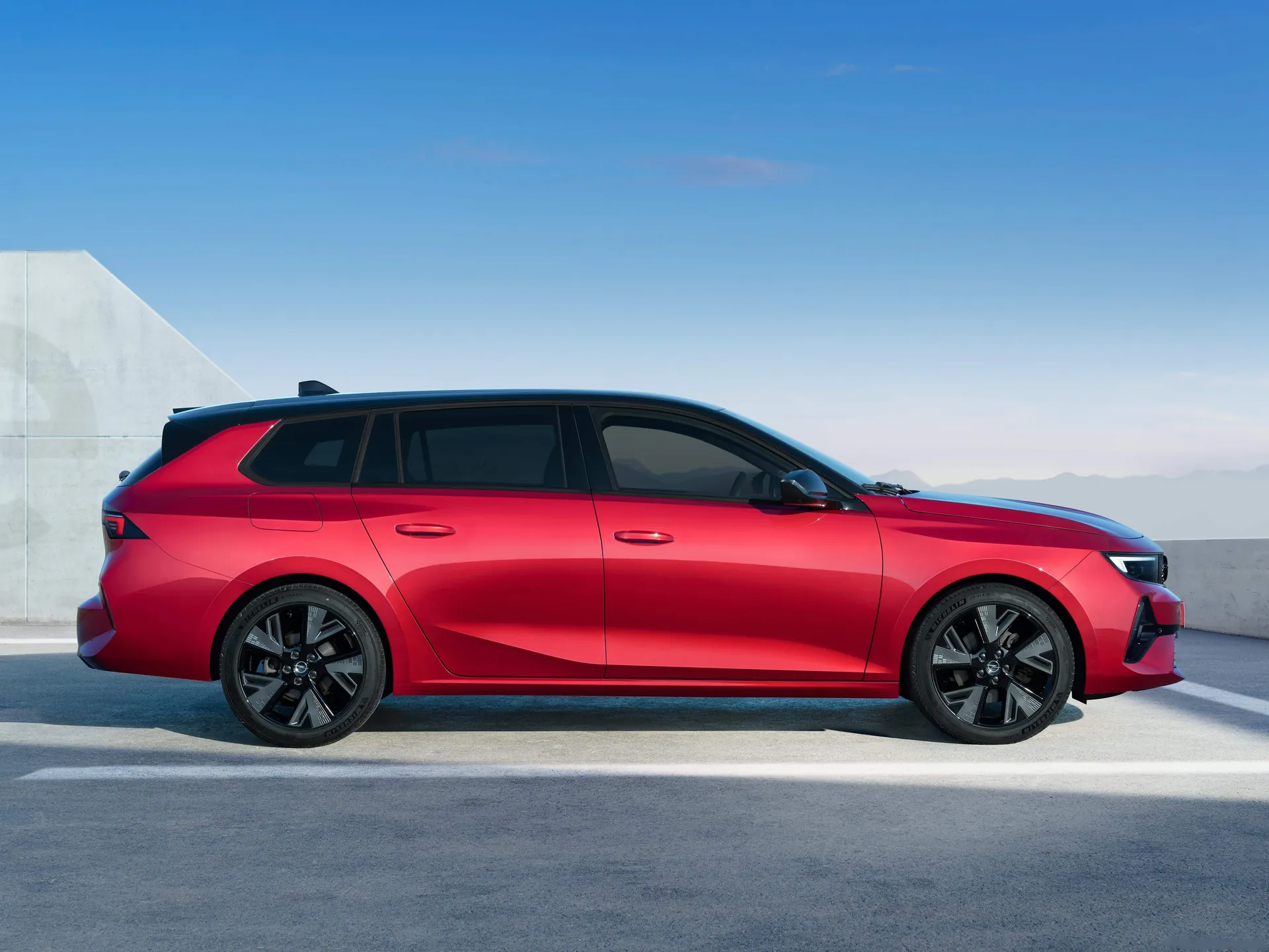 Opel Astra Sports Tourer Electric (2024) – boční profil