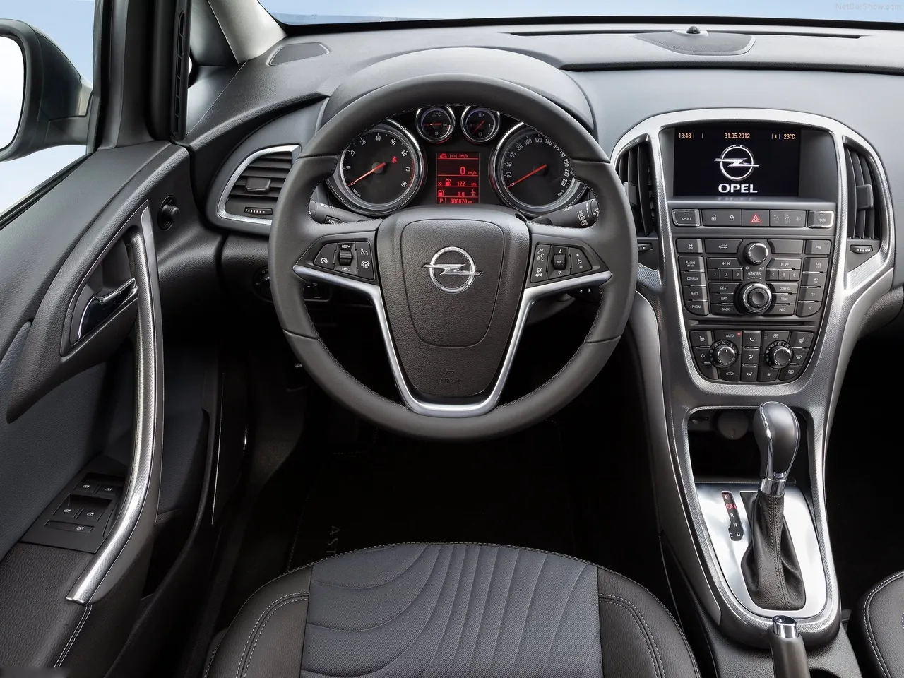 Opel Astra Sedan (2013) – interiér