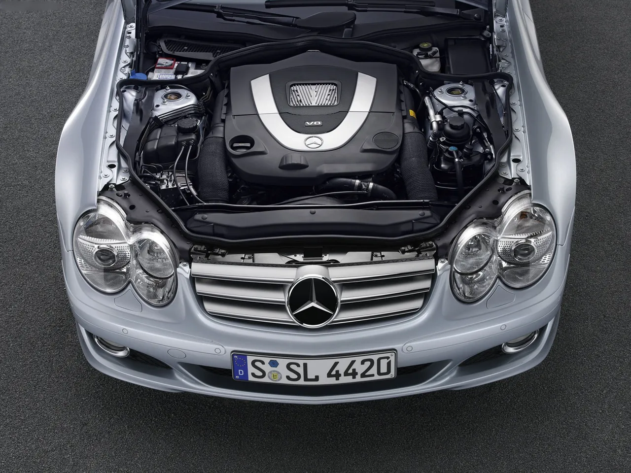 Mercedes-Benz SL 500 (2006) – motorový prostor