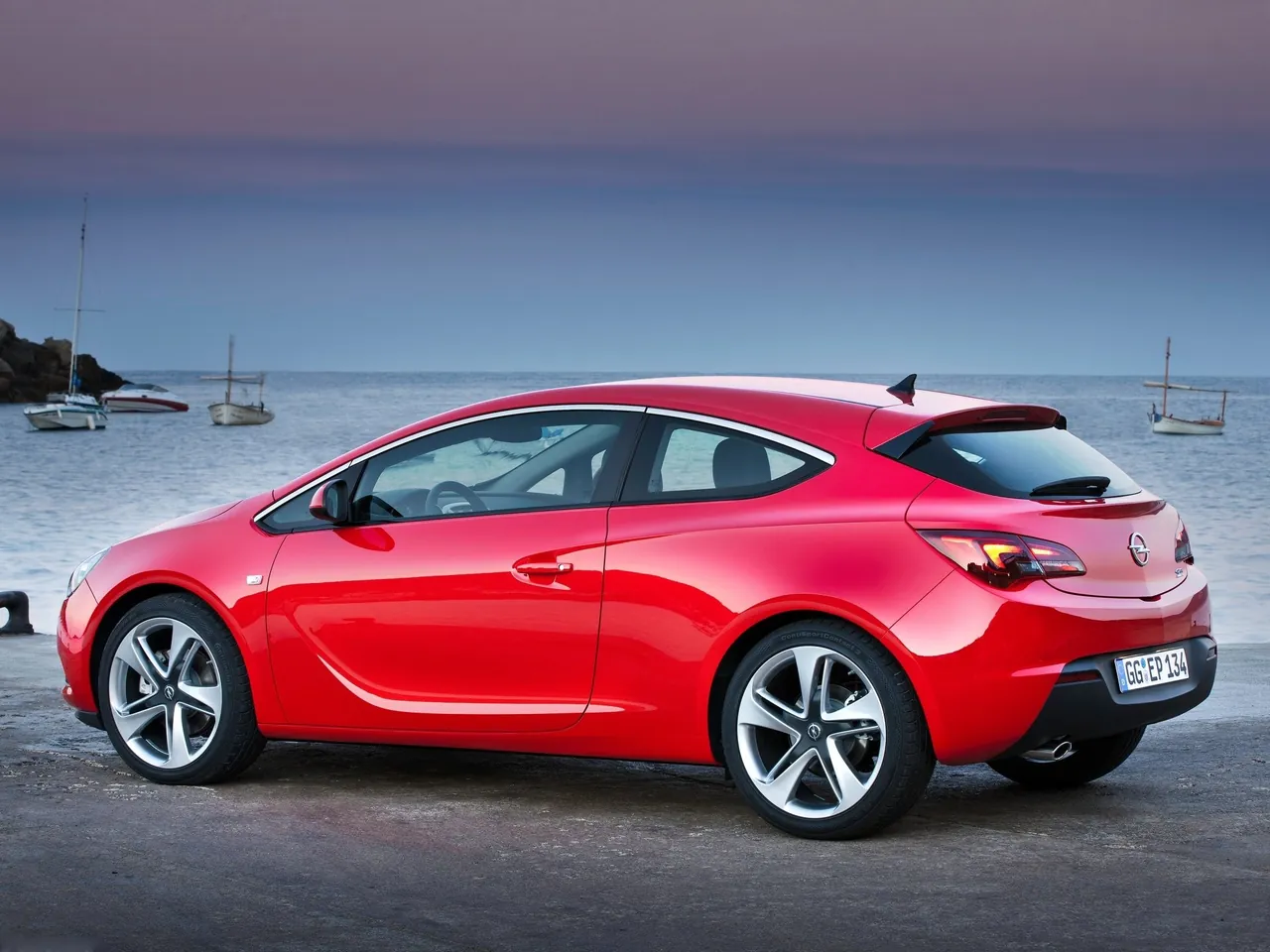 Opel Astra GTC (2012) – zadní tříčtvrteční pohled