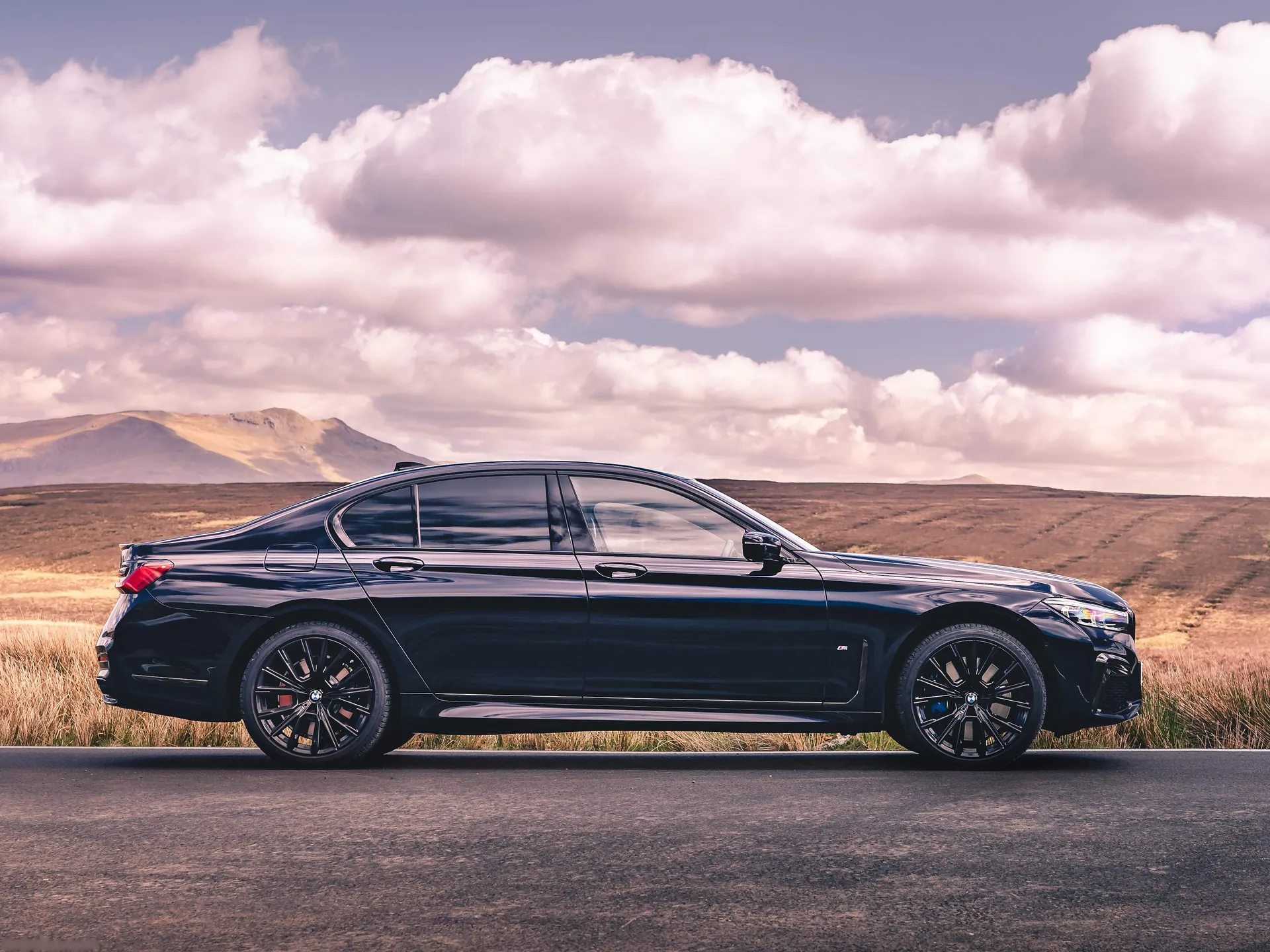 BMW 7-Series [UK] (2020) – boční profil