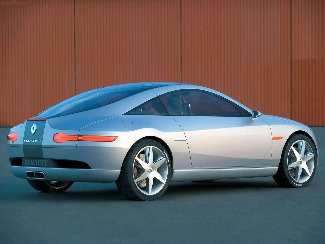 Renault Fluence Concept (2004) – zadní tříčtvrteční pohled