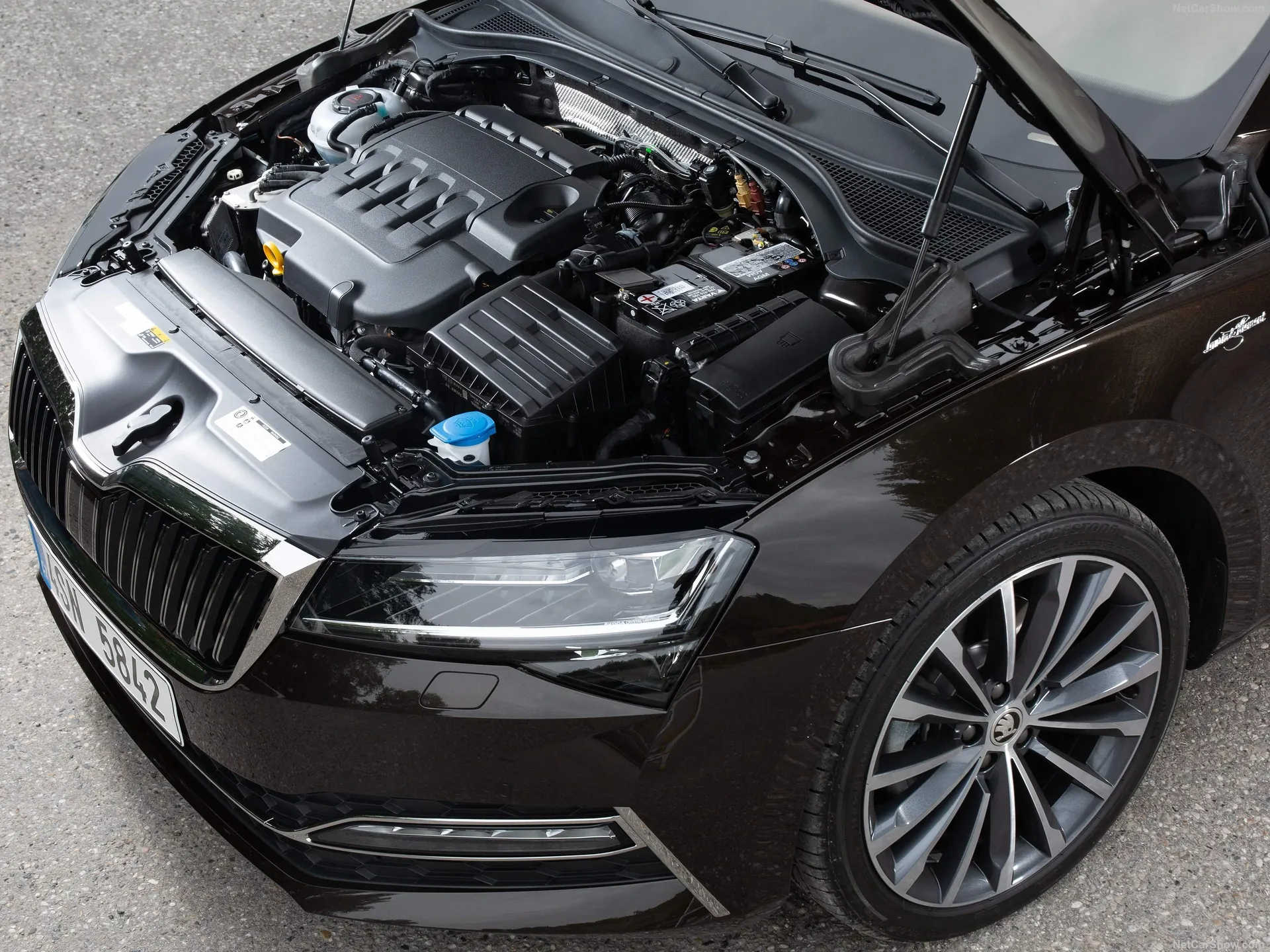 Skoda Superb (2020) – motorový prostor