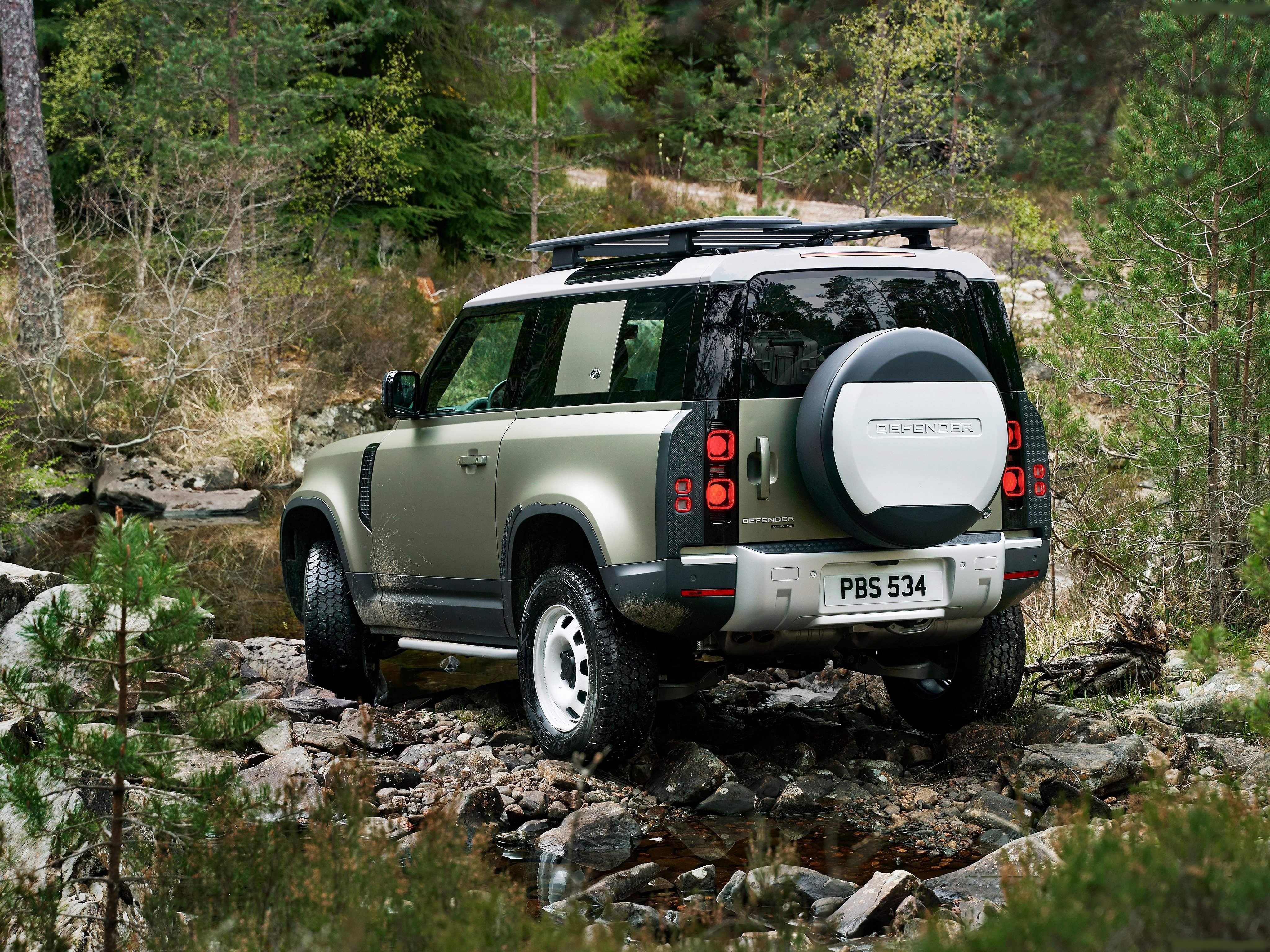 Land Rover Defender 90 (2020) – zadní tříčtvrteční pohled