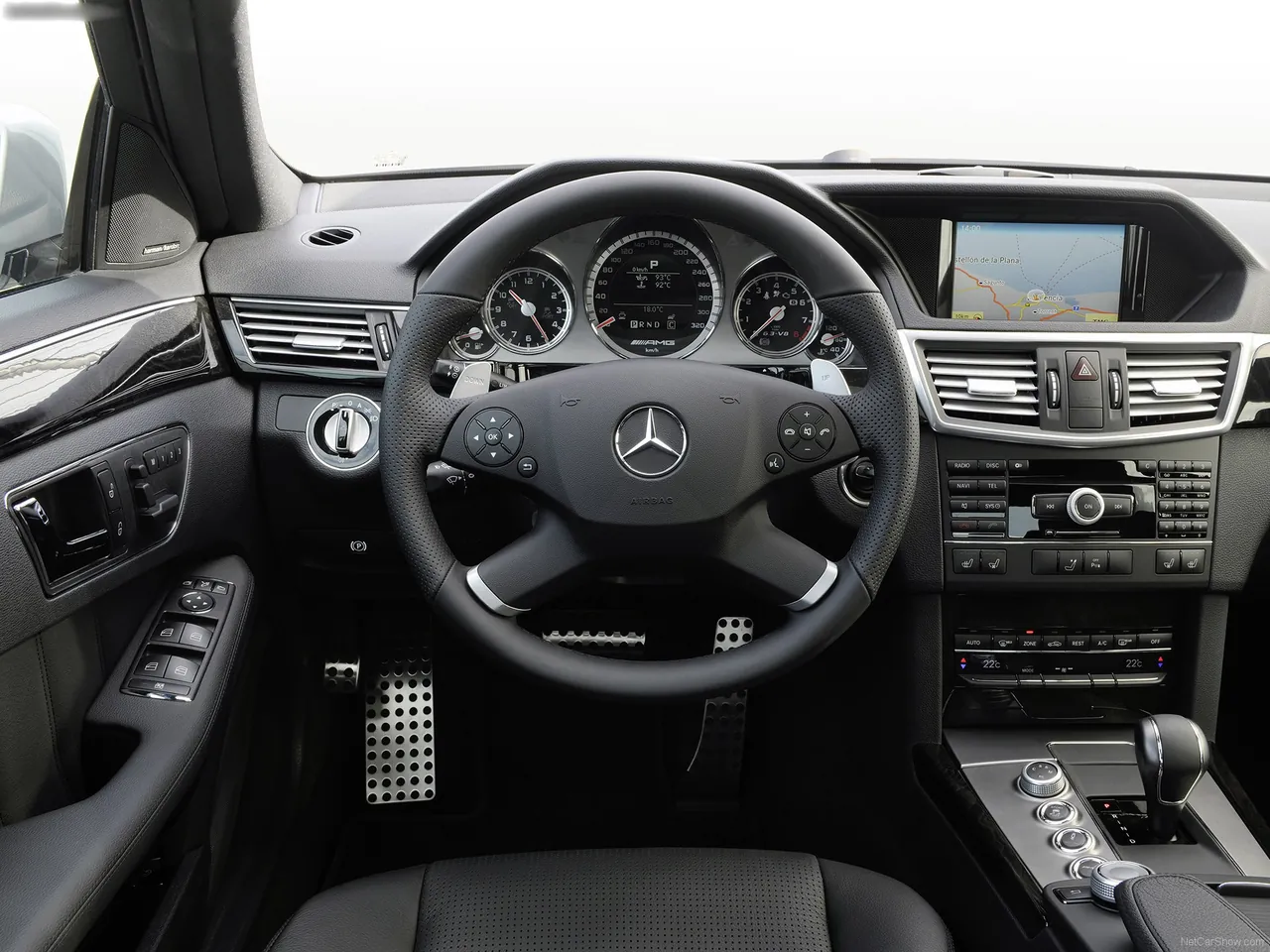 Mercedes-Benz E63 AMG (2010) – interiér
