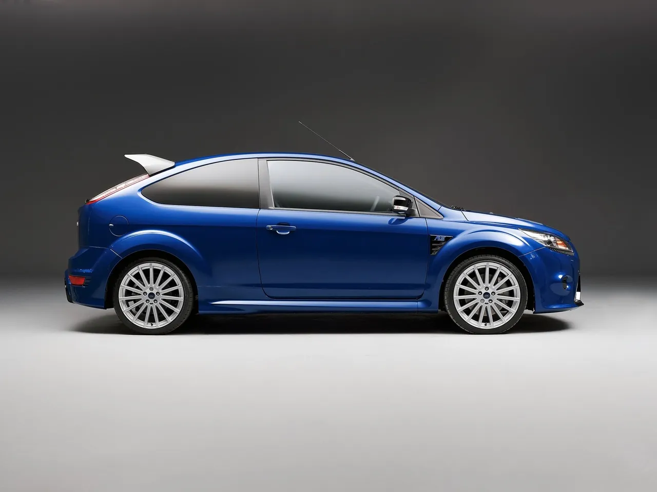 Ford Focus RS (2009) – boční profil
