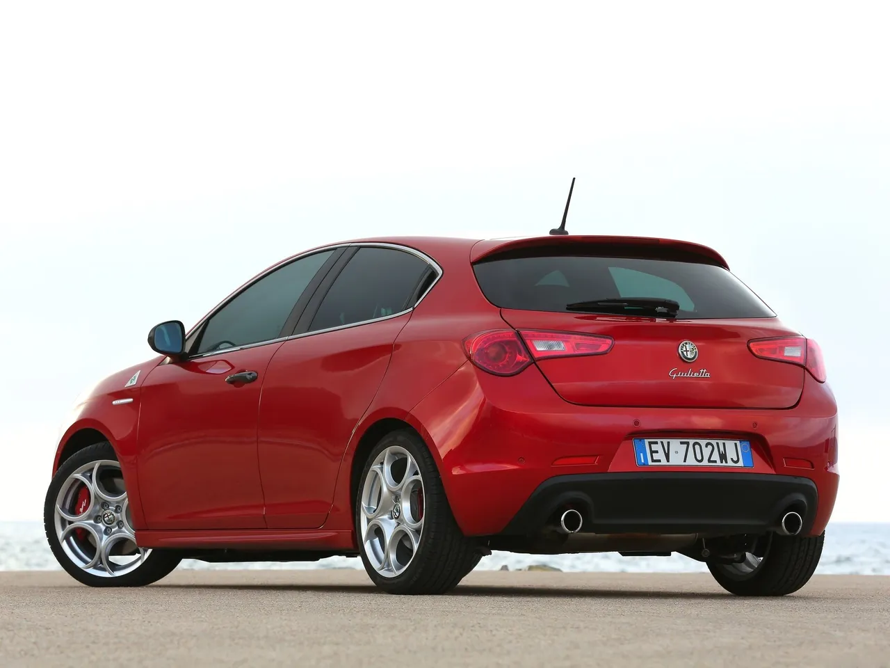 Alfa Romeo Giulietta Quadrifoglio Verde (2014) – zadní tříčtvrteční pohled