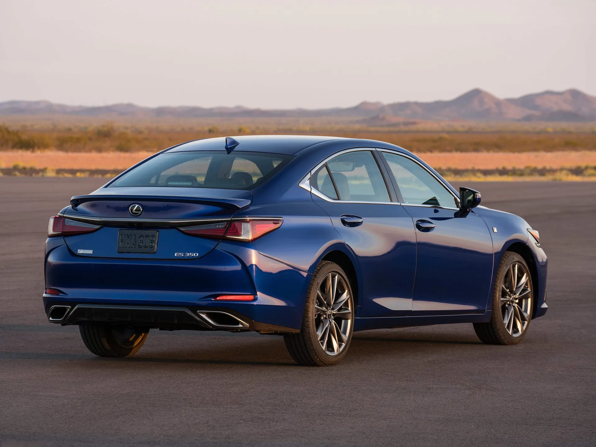 Lexus ES (2019) – zadní tříčtvrteční pohled