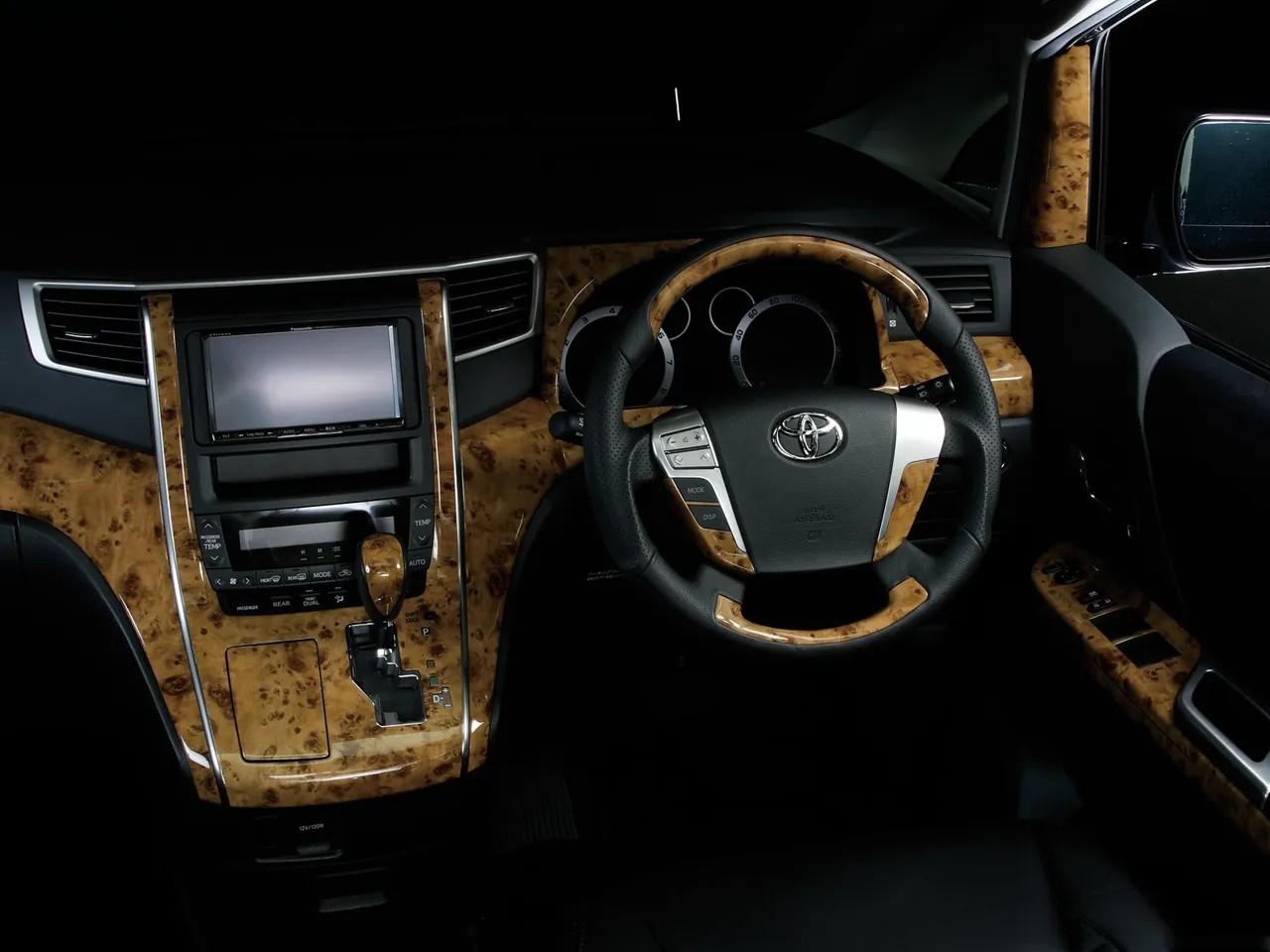Wald Toyota Alphard (2009) – interiér