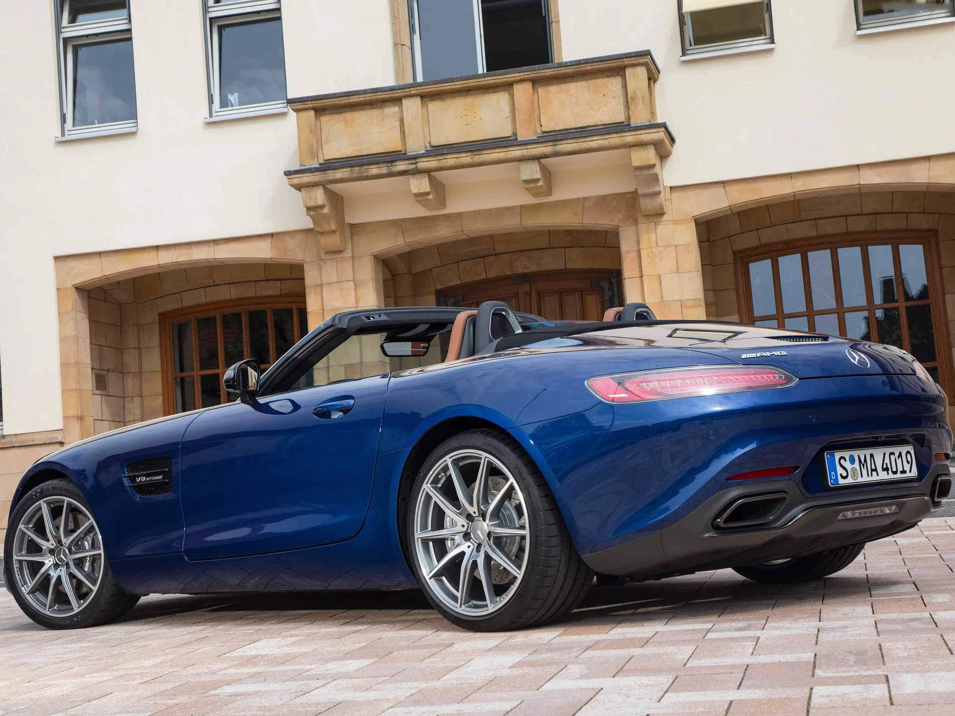 Mercedes-Benz AMG GT Roadster (2017) - Rear Three-Quarter