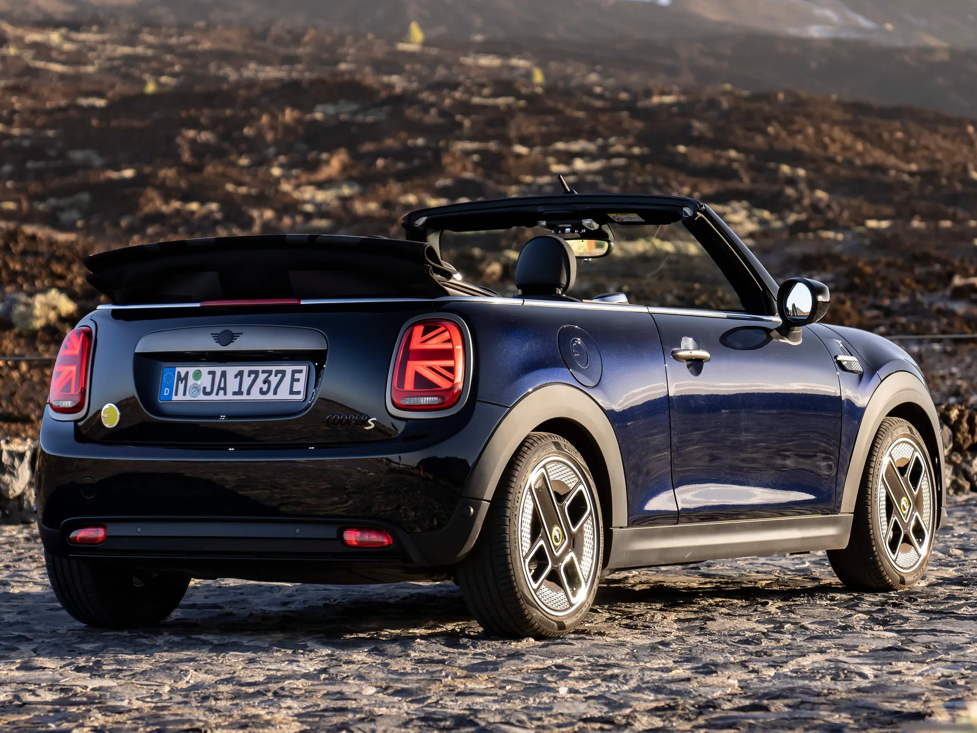 Mini Cooper SE Convertible (2023) – zadní tříčtvrteční pohled