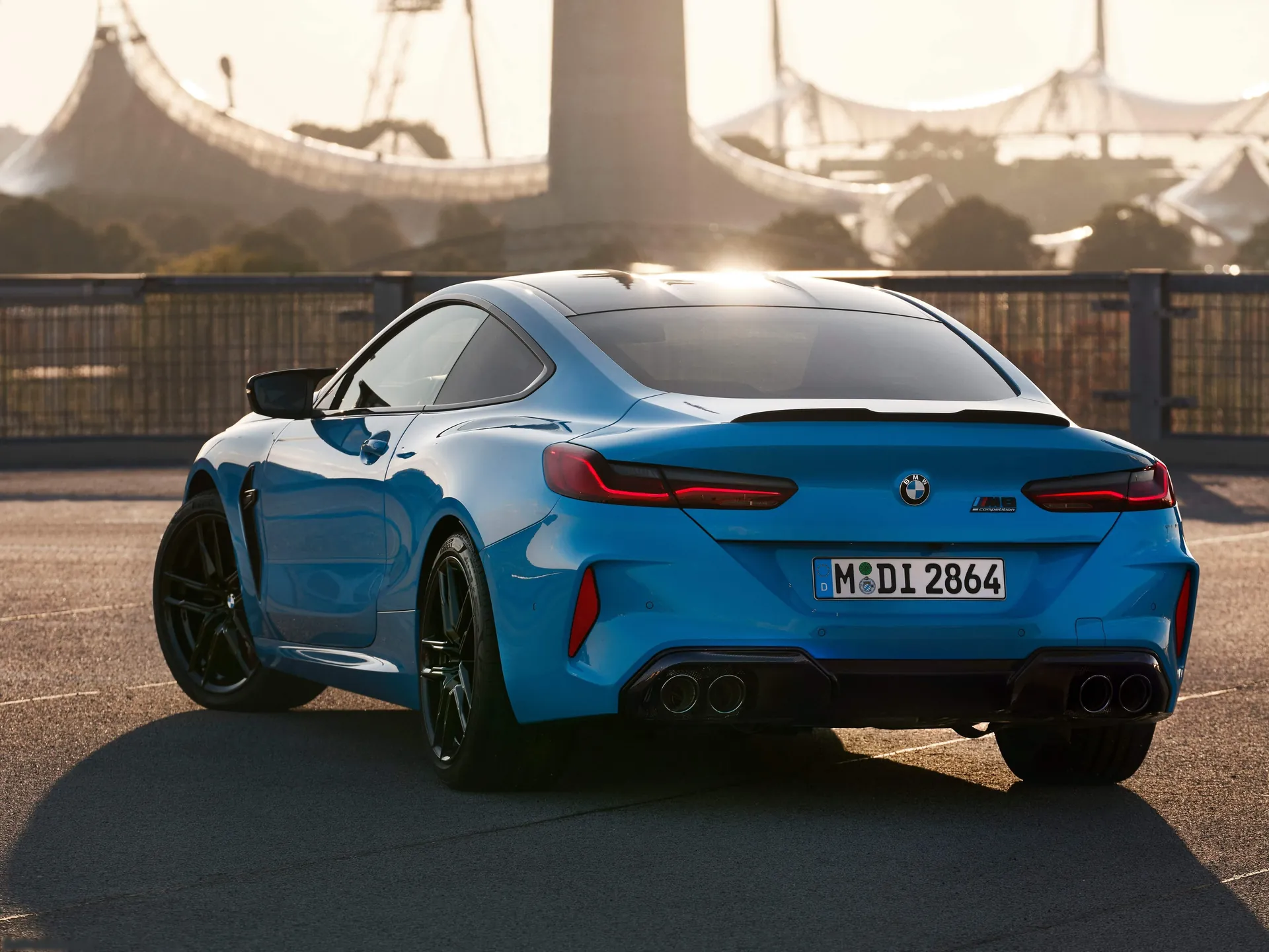BMW M8 Competition Coupe (2023) – zadní tříčtvrteční pohled