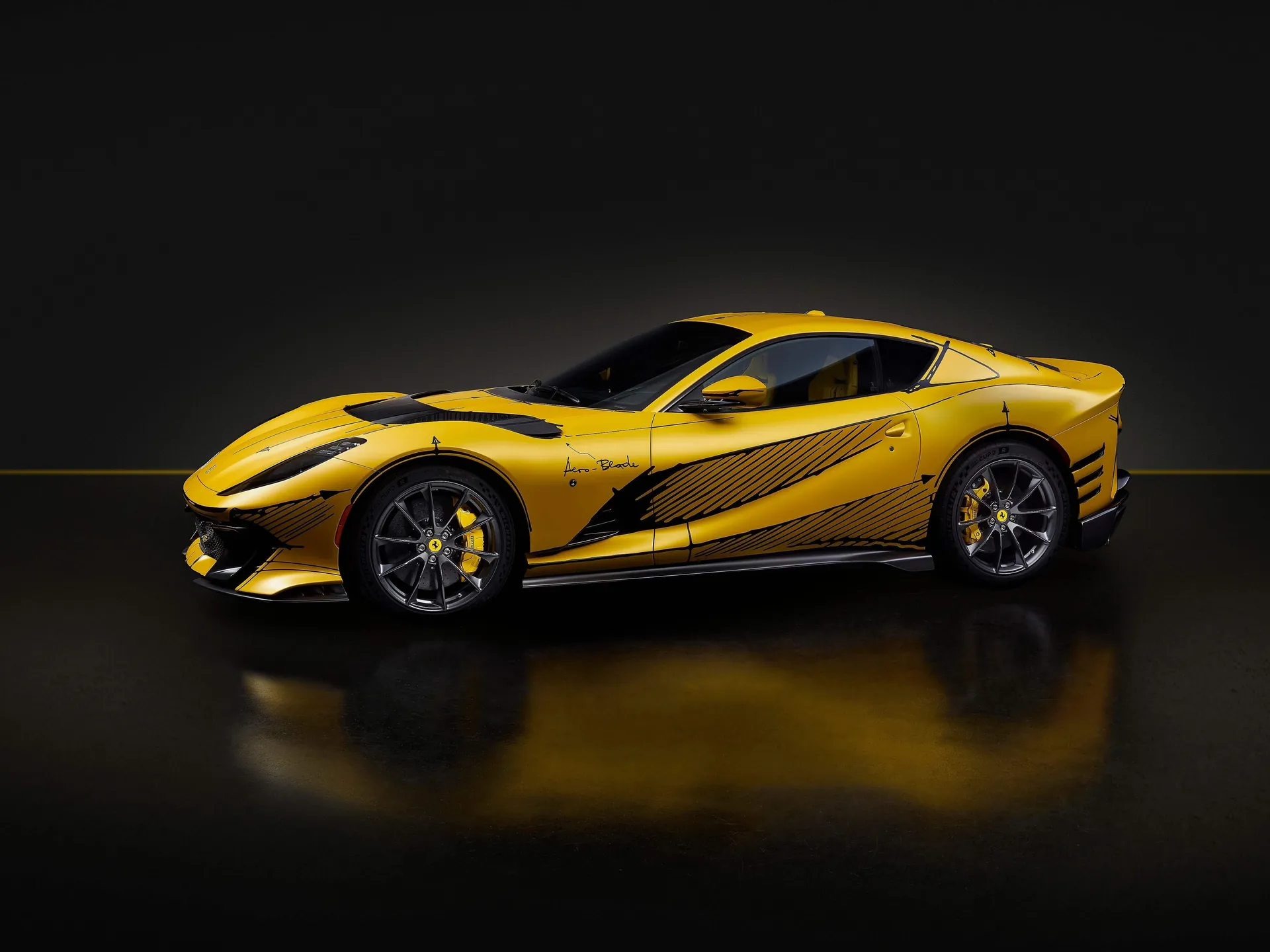 Ferrari 812 Competizione Tailor Made (2023) – boční profil