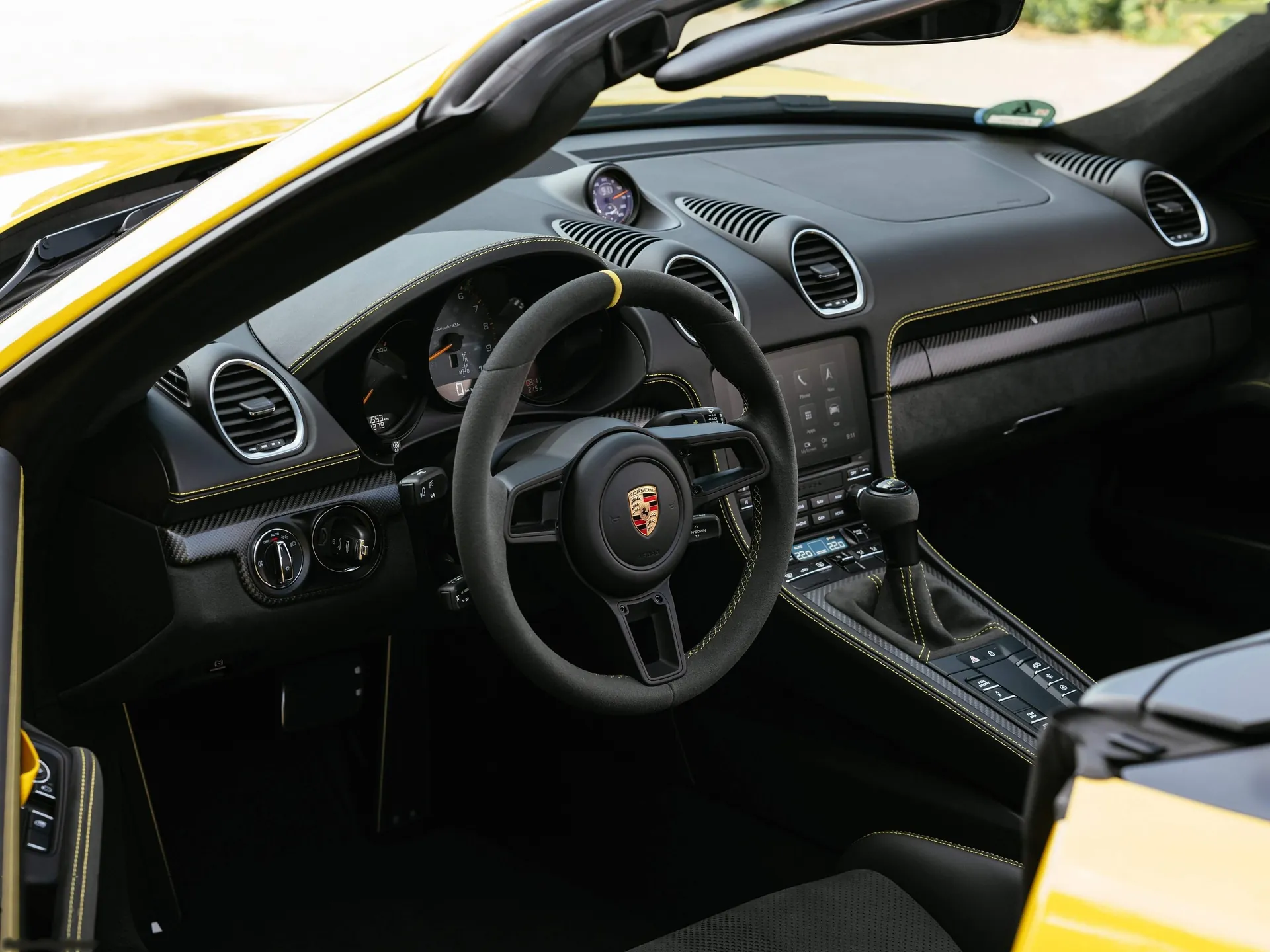 Porsche 718 Spyder RS Racing Yellow (2024) – interiér