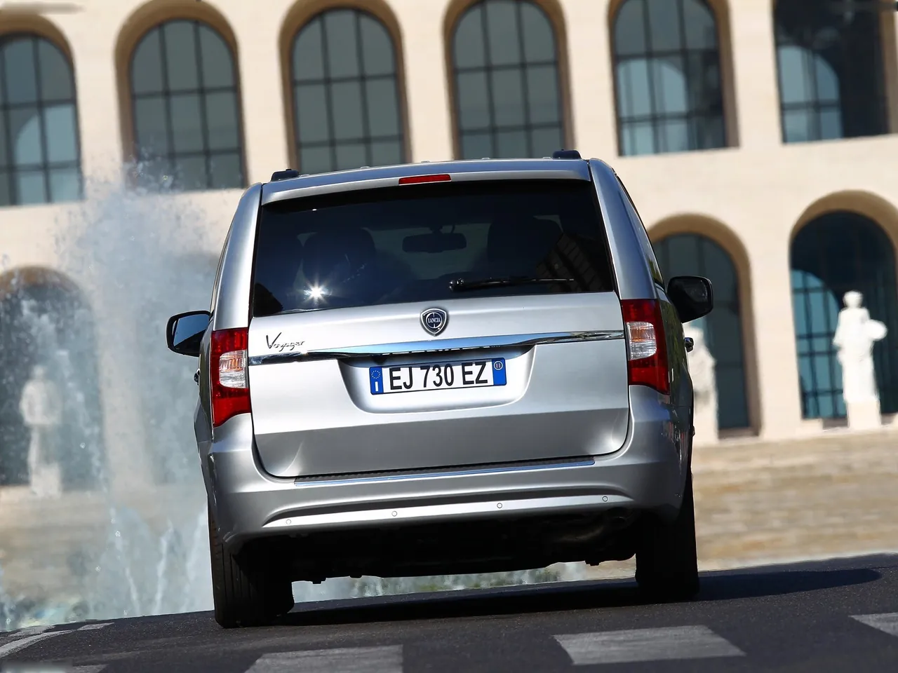 Lancia Voyager (2012) – zezadu