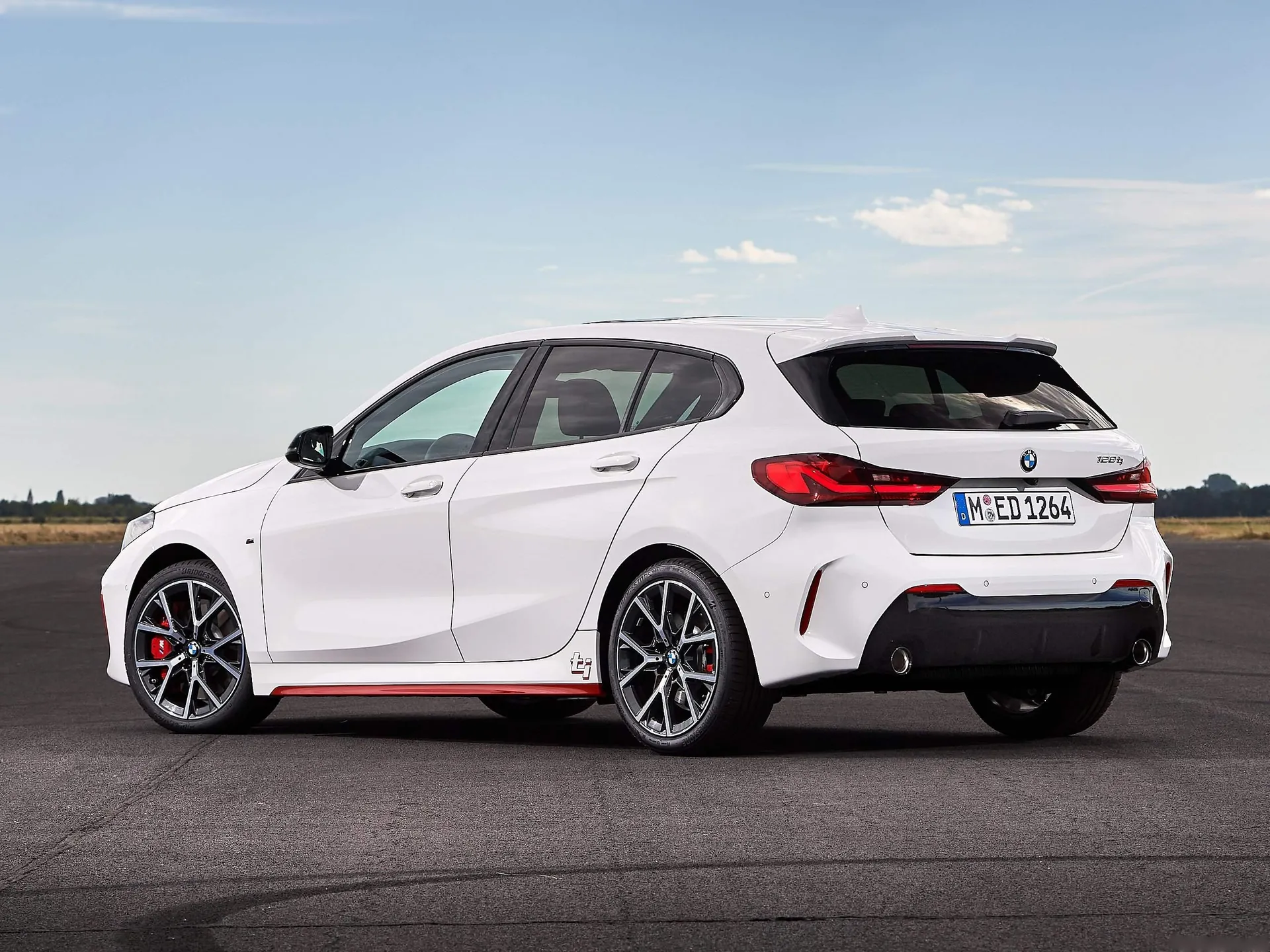 BMW 128ti (2021) – zadní tříčtvrteční pohled