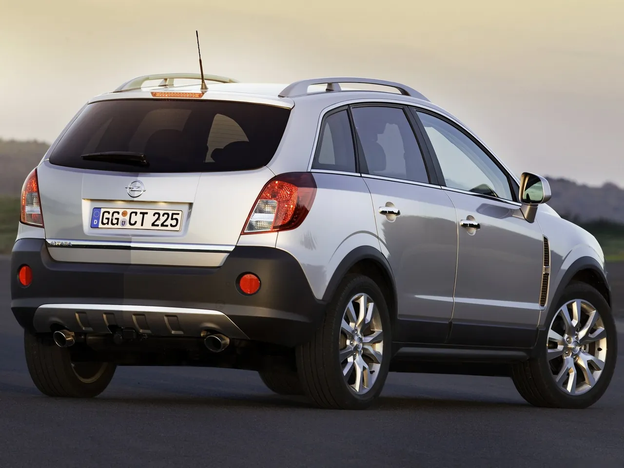 Opel Antara (2011) - Rear Three-Quarter