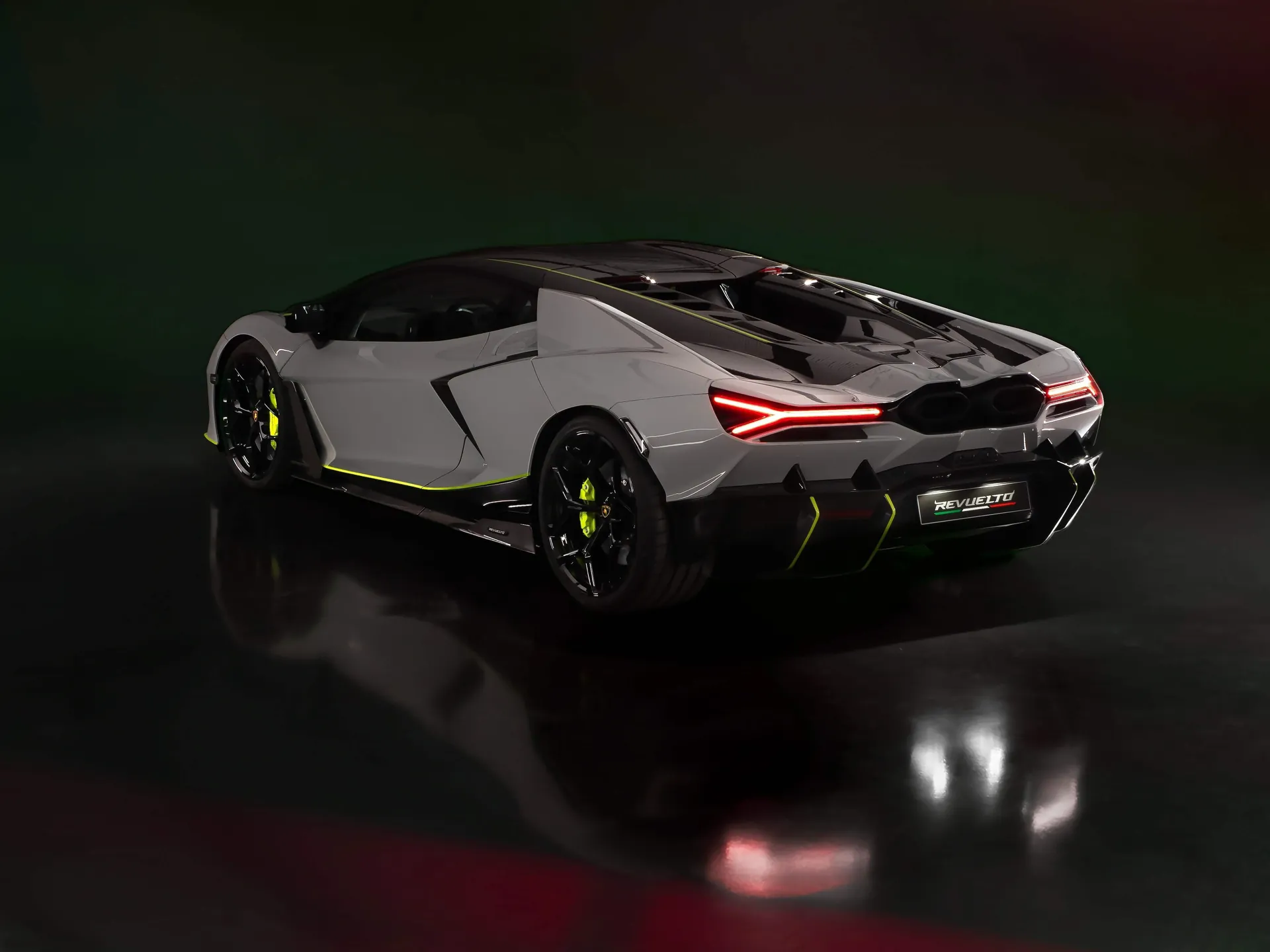 Lamborghini Revuelto Arena Ad Personam (2024) – zadní tříčtvrteční pohled