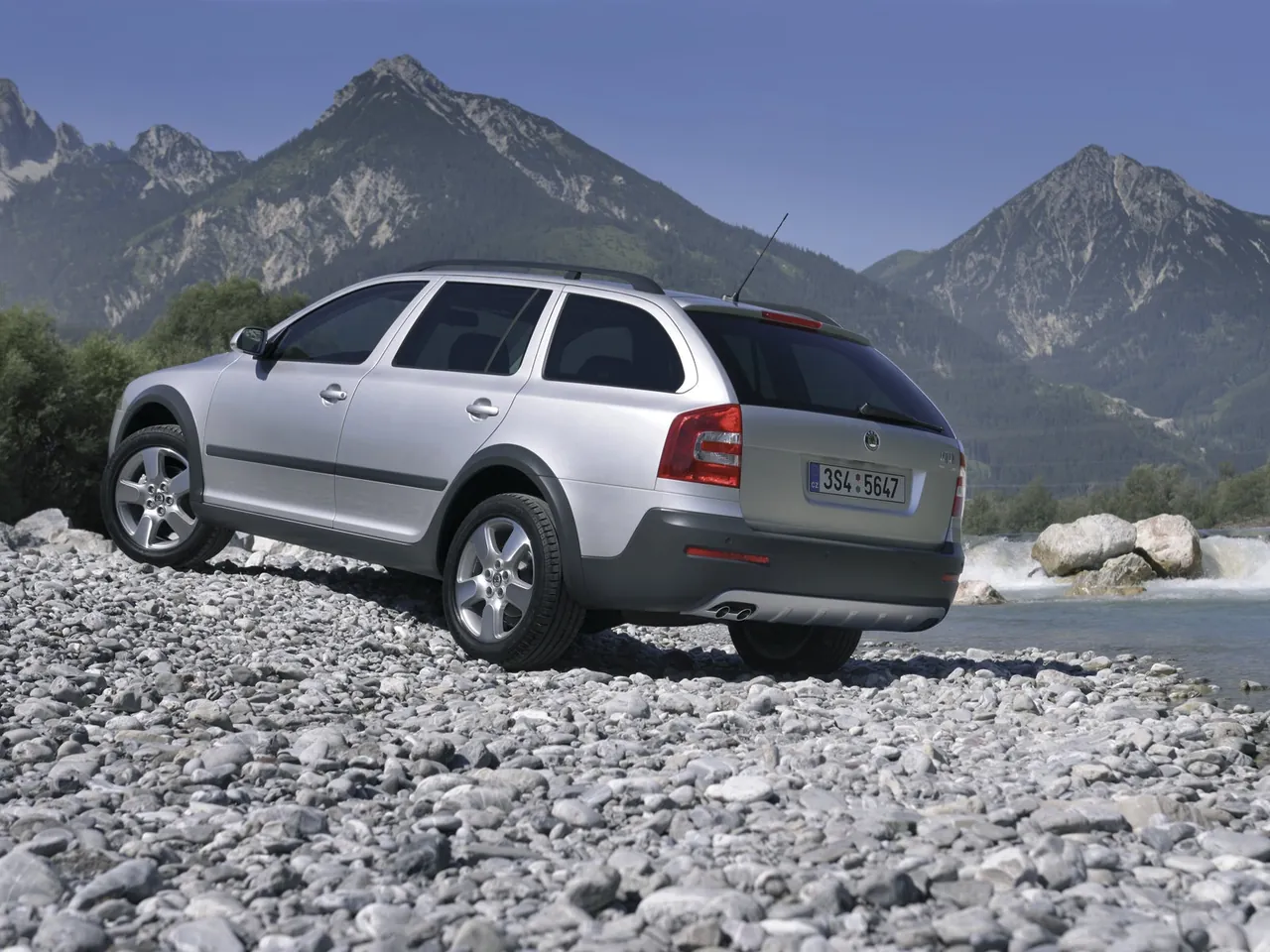 Skoda Octavia Scout (2007) – zadní tříčtvrteční pohled