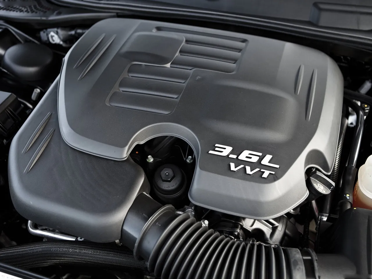 Dodge Challenger RT (2011) – motorový prostor