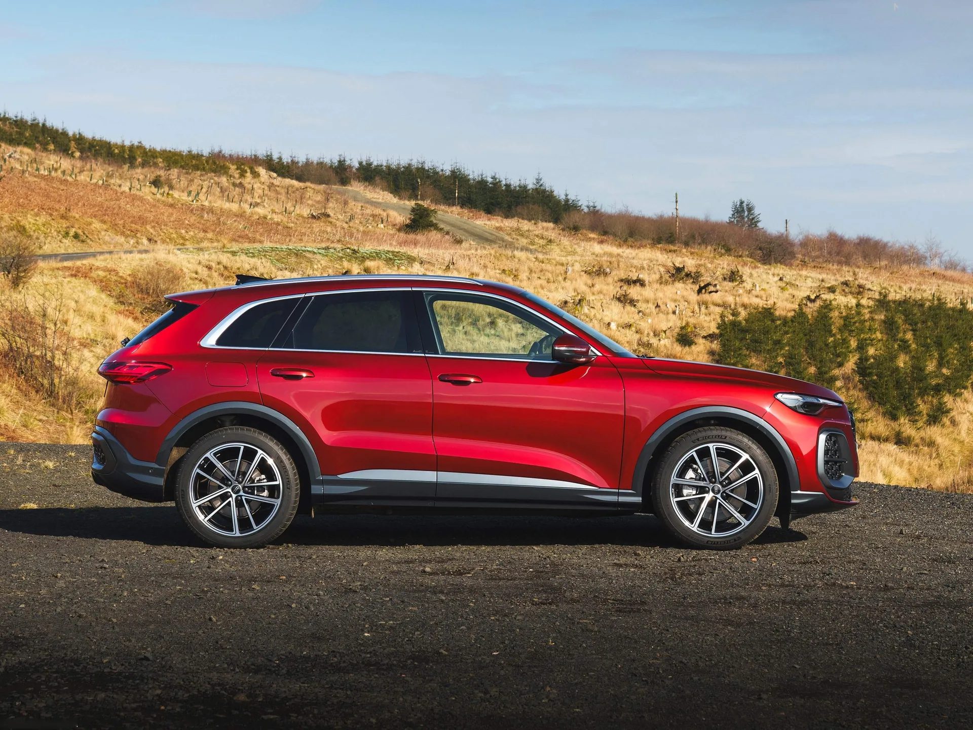 Audi Q5 [UK] (2025) – boční profil